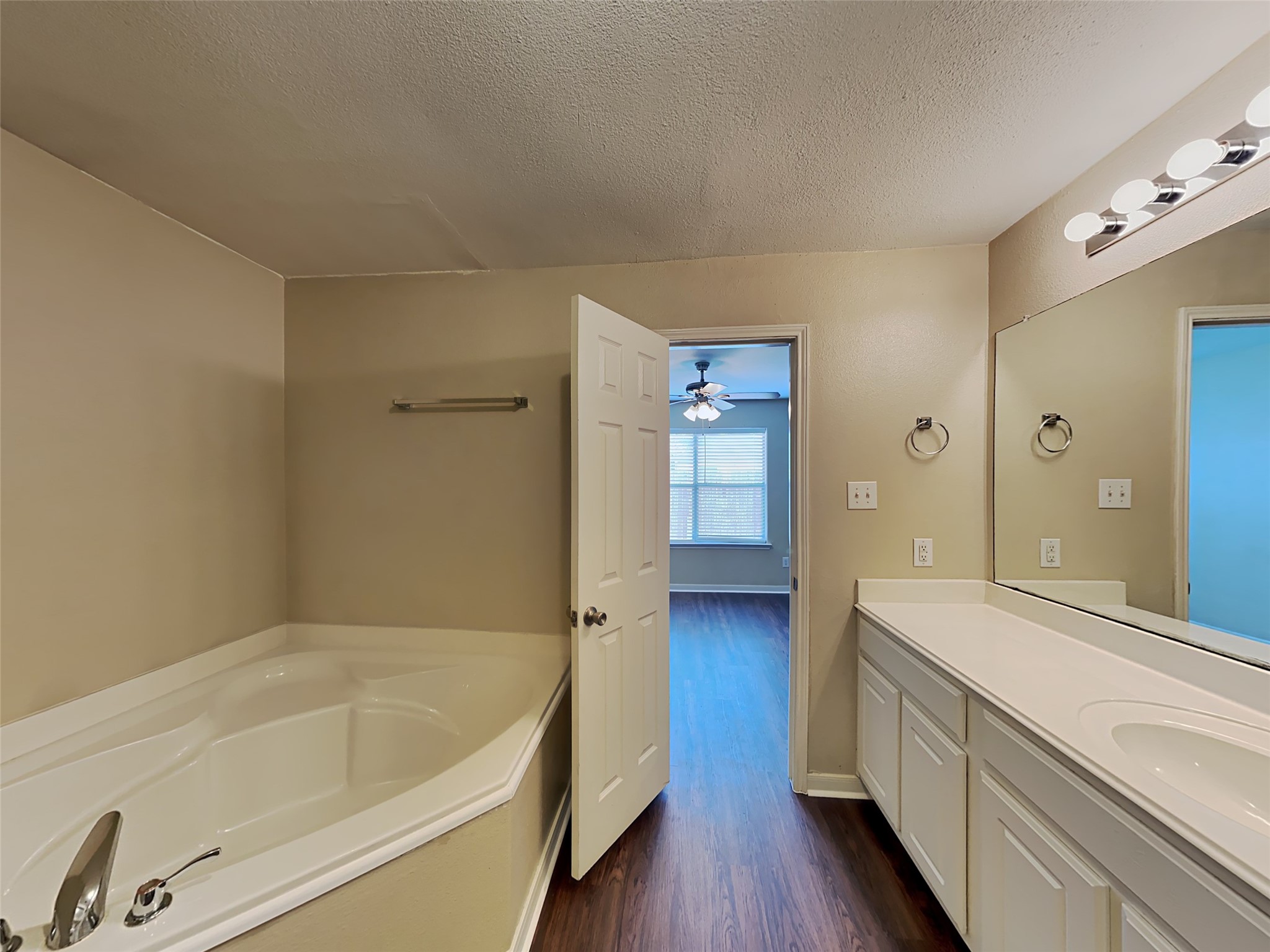 4615 Snowdrop Court Property Photo 9