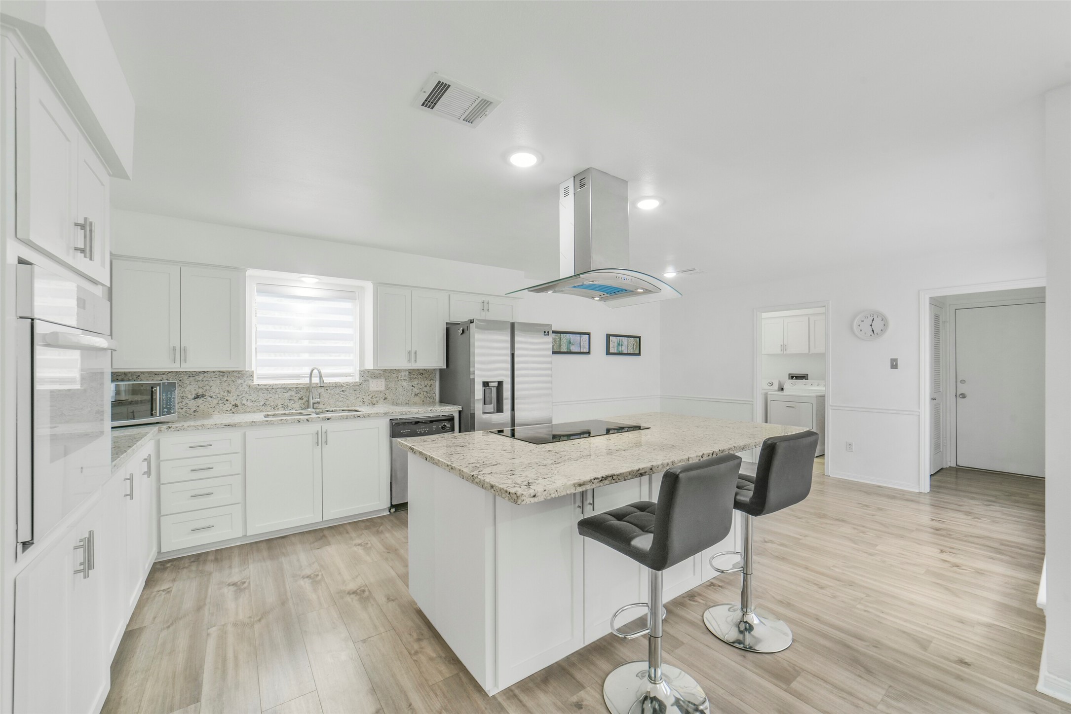 1823 Cherry Bend Drive Property Photo 4
