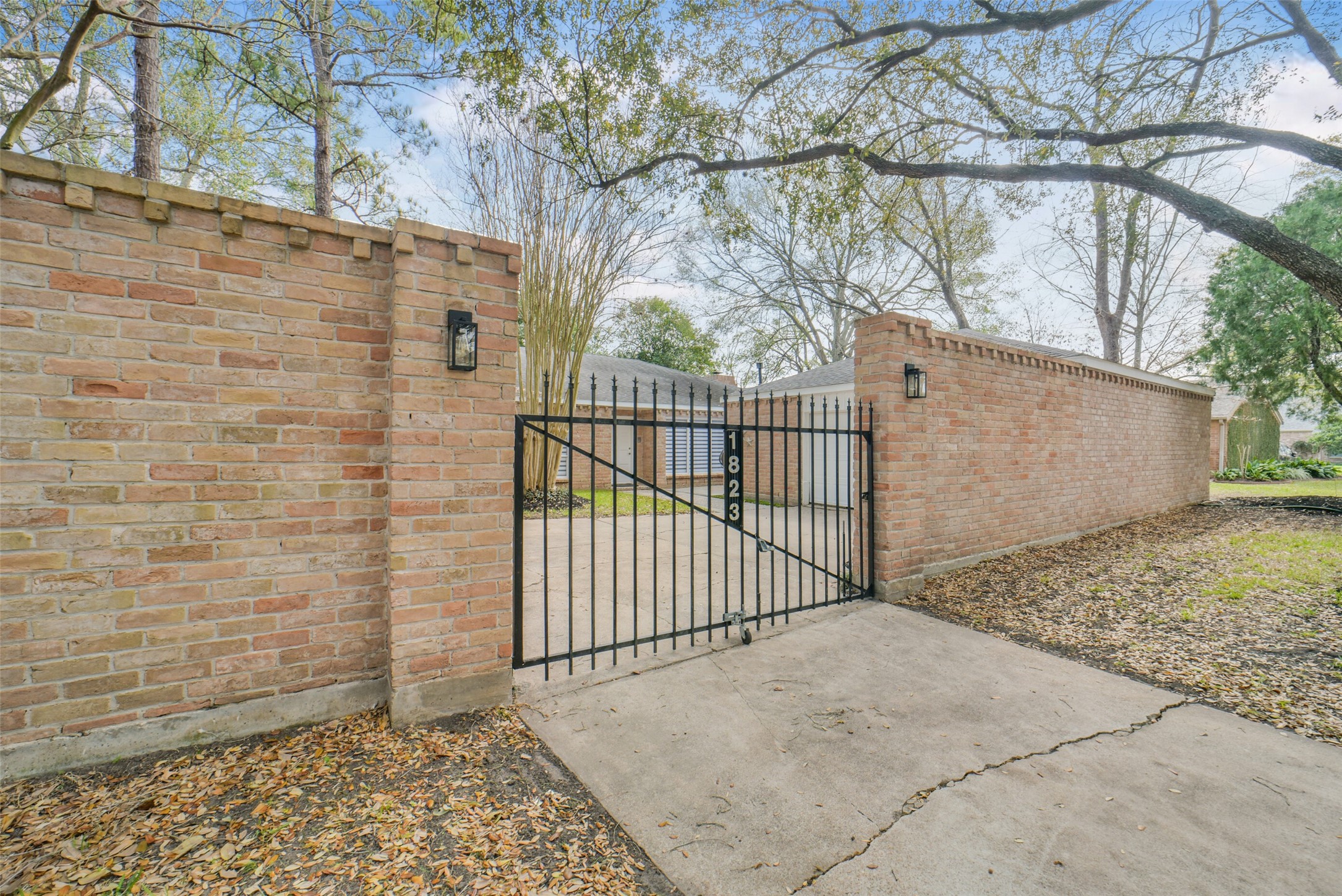 1823 Cherry Bend Drive Property Photo 11