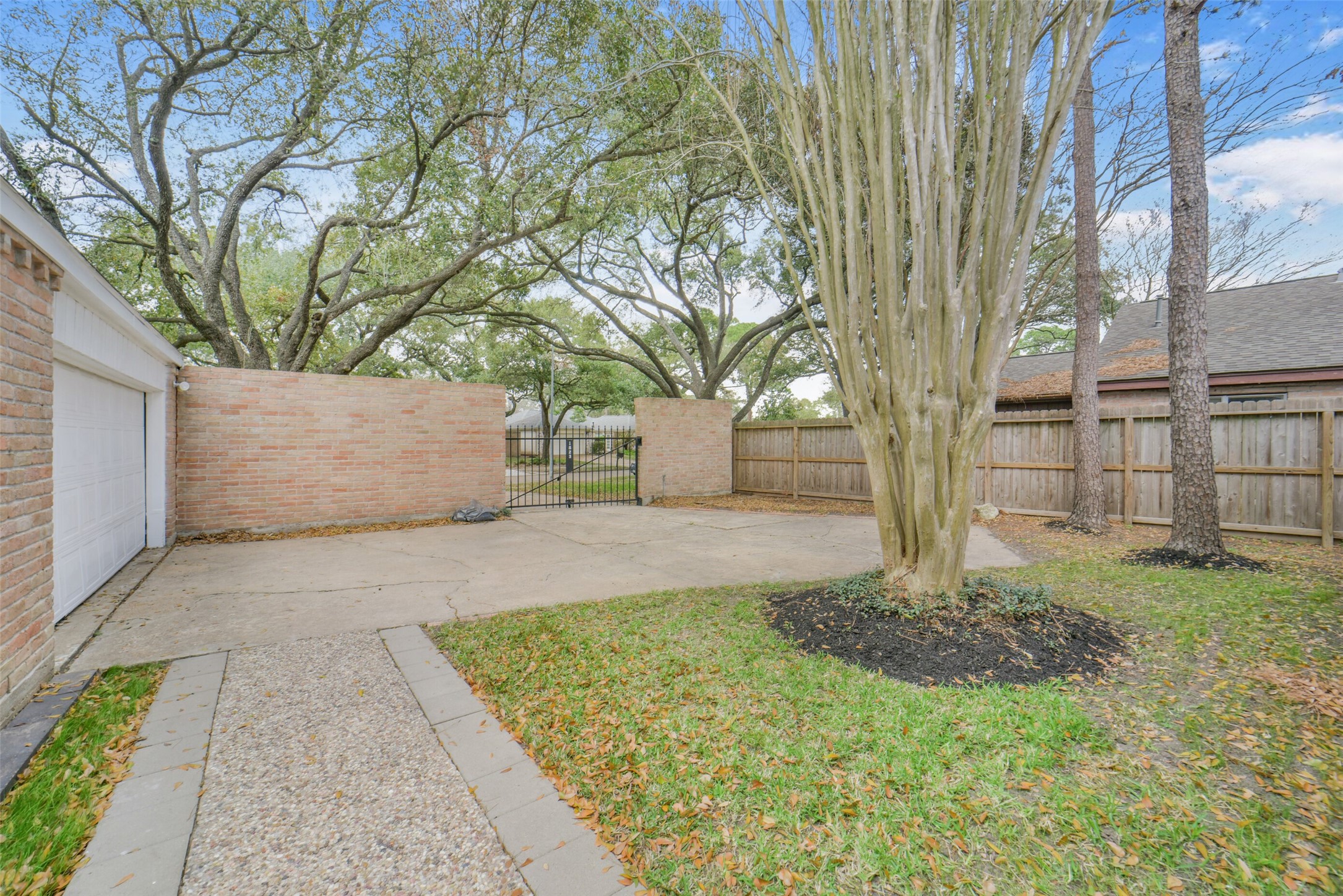 1823 Cherry Bend Drive Property Photo 14