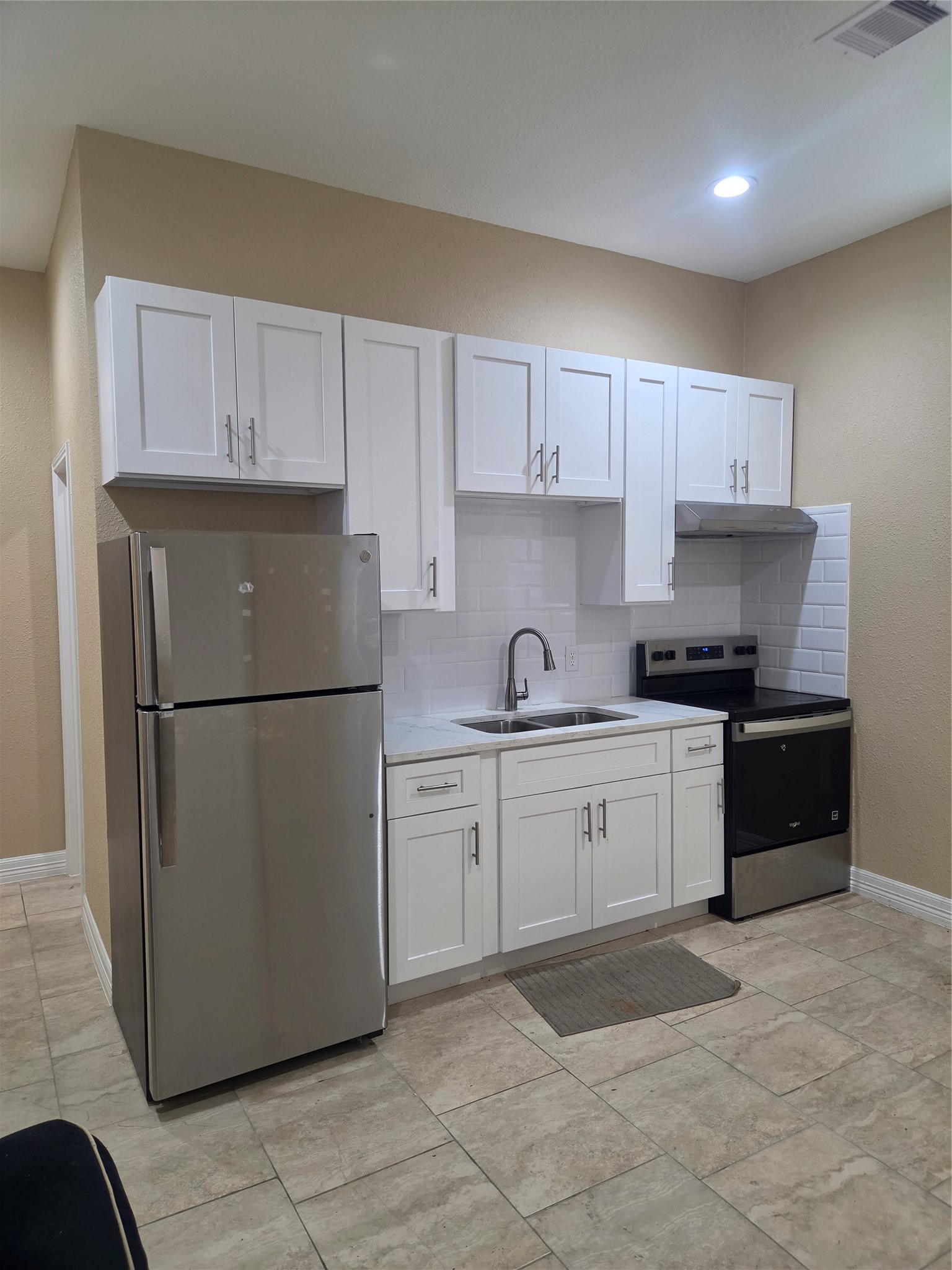 5713 Gulf Freeway B Property Photo 4