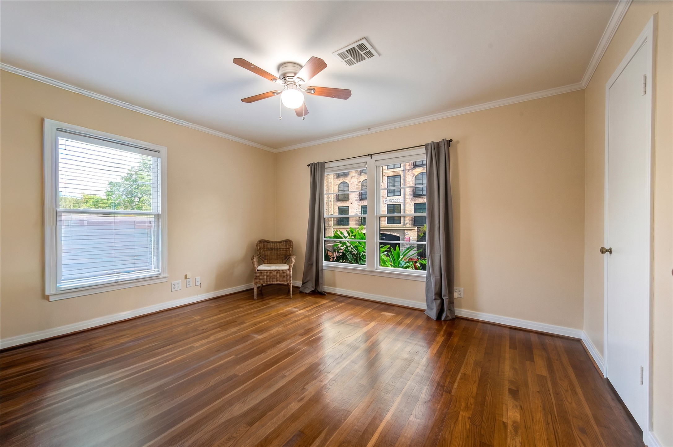 1932 W Bell Street Property Photo 2
