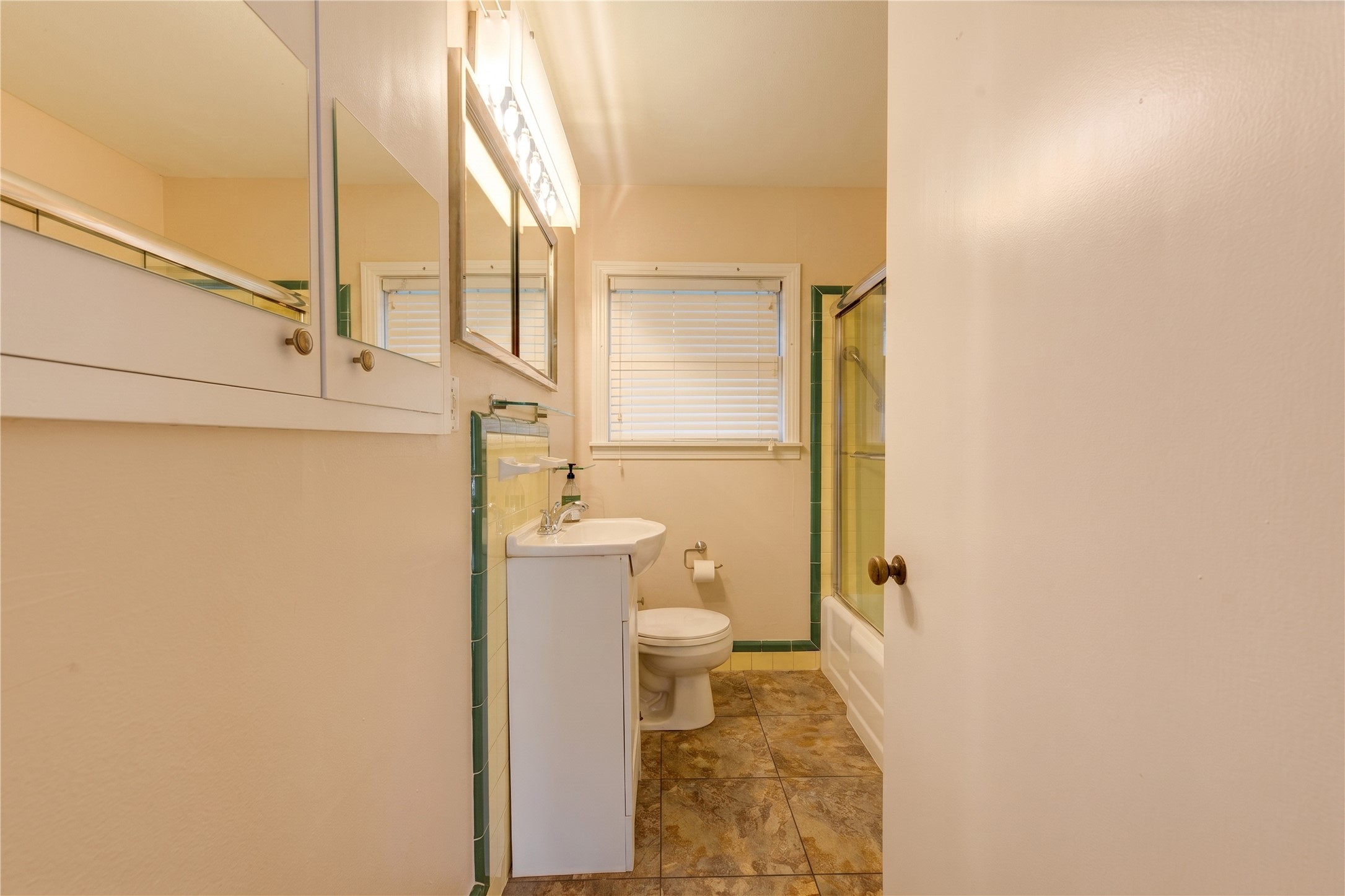1932 W Bell Street Property Photo 14