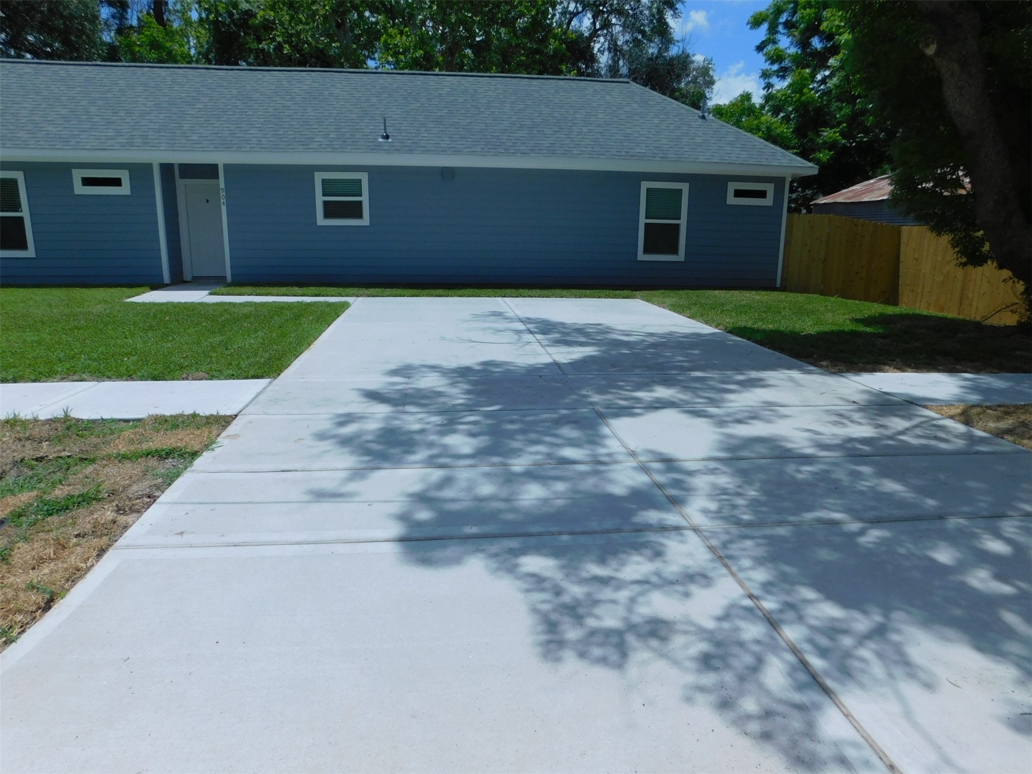 904 W Sealy B Property Photo 1