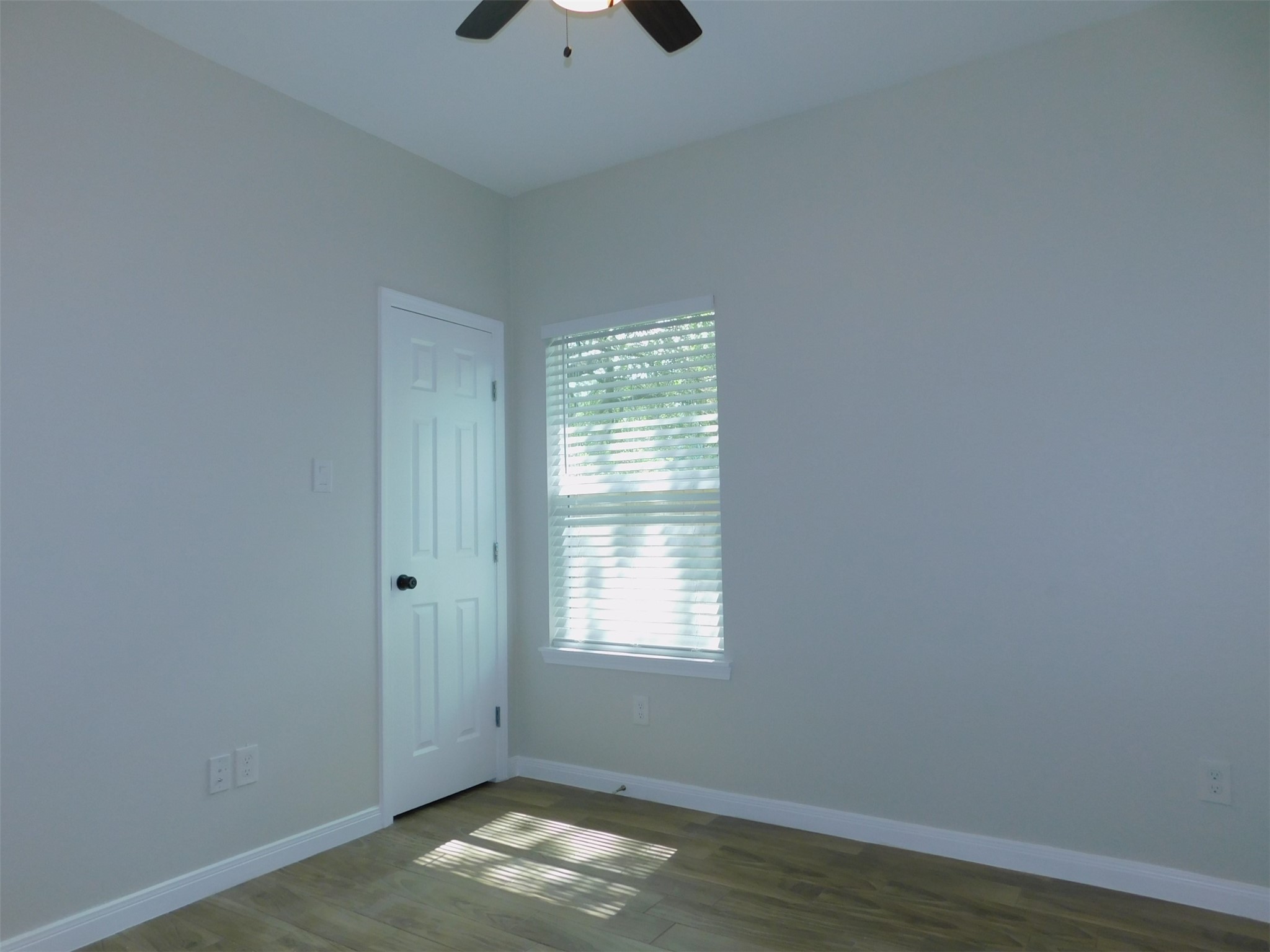 904 W Sealy B Property Photo 12