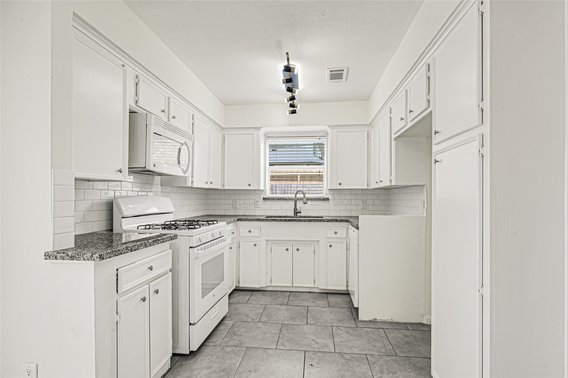9524 Truscon Drive Property Photo 11