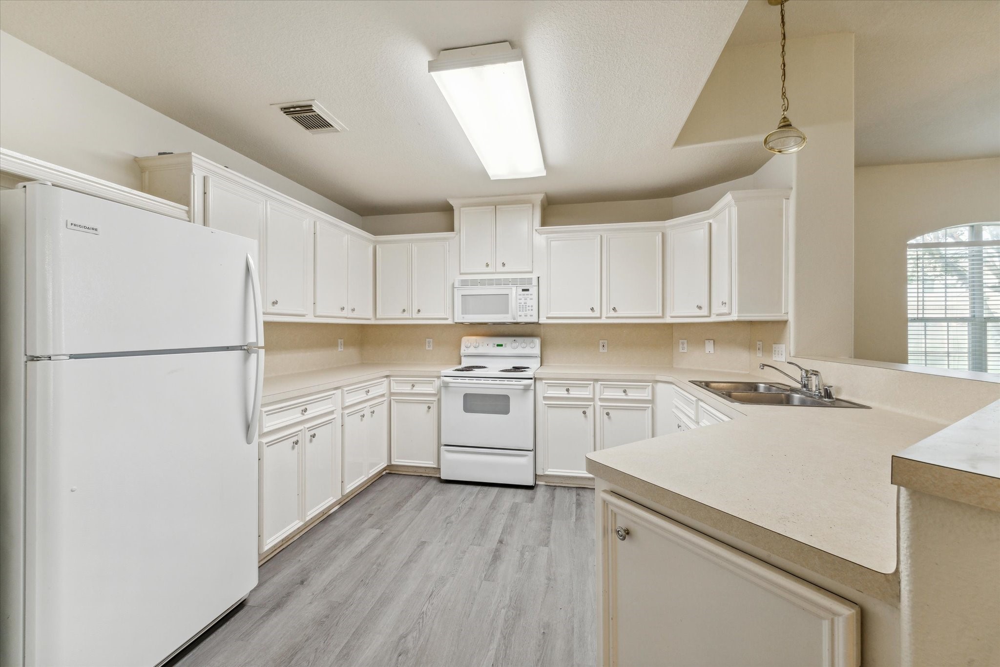 1806 Arbor Glen Property Photo 7