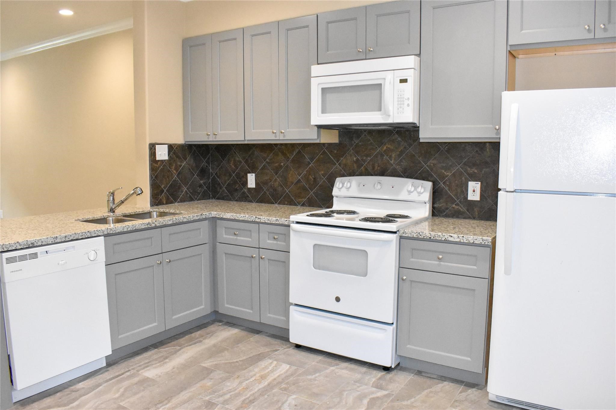 4746 3rd Property Photo 1