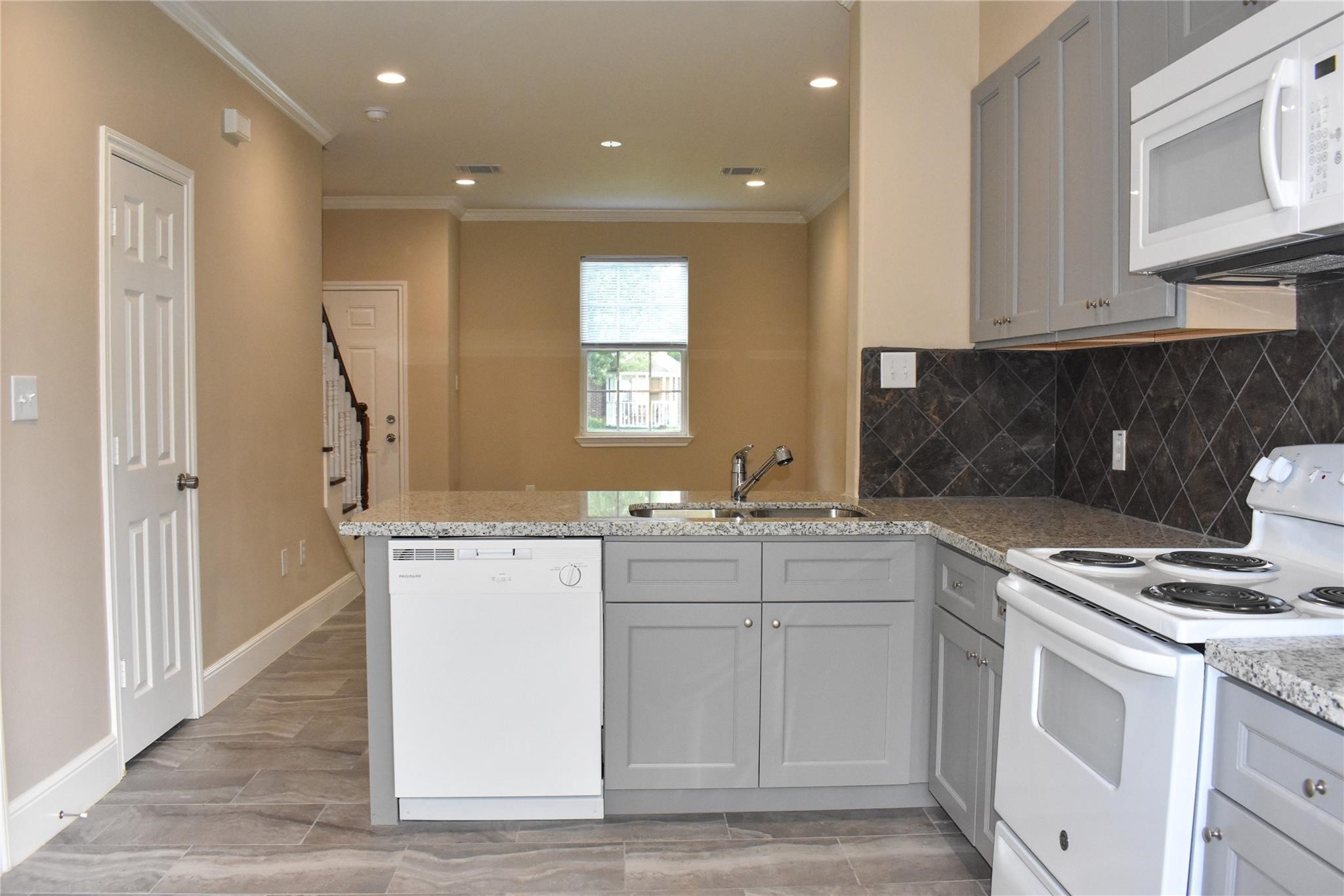 4746 3rd Property Photo 3