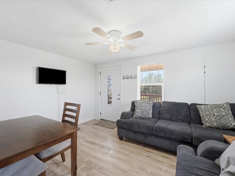4416 Thompson Street Property Photo 13