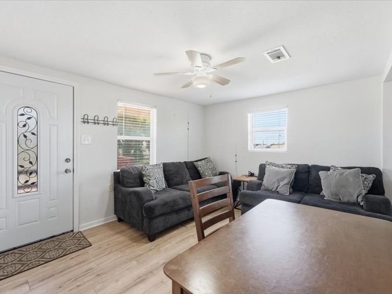 4416 Thompson Street Property Photo 14