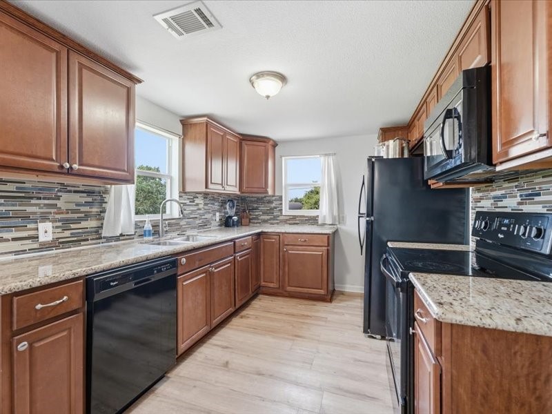 4416 Thompson Street Property Photo 16