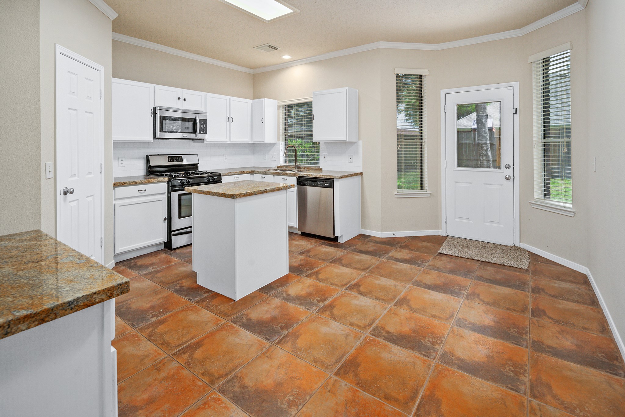 18614 Atasca Dr South Property Photo 9