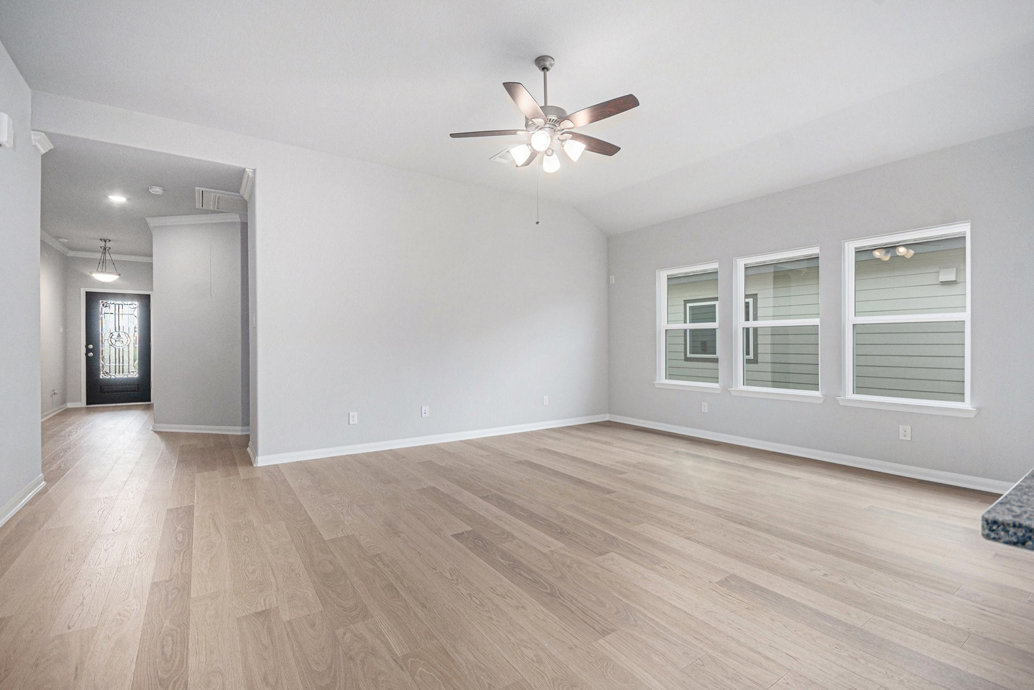 3743 Crawford Street Property Photo 8