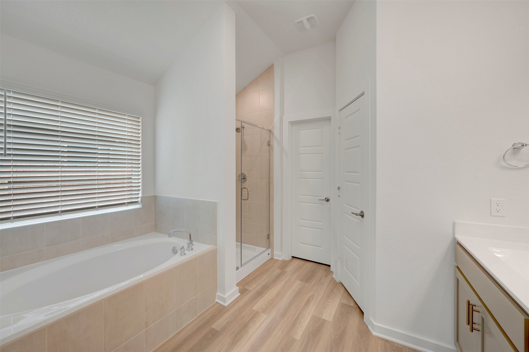 5826 Sunkissed Drive Property Photo 10