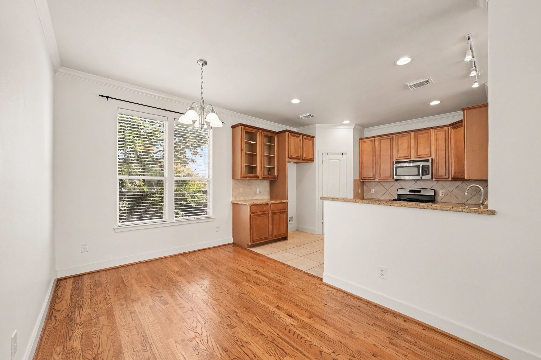5806 Larkin Street Property Photo 9