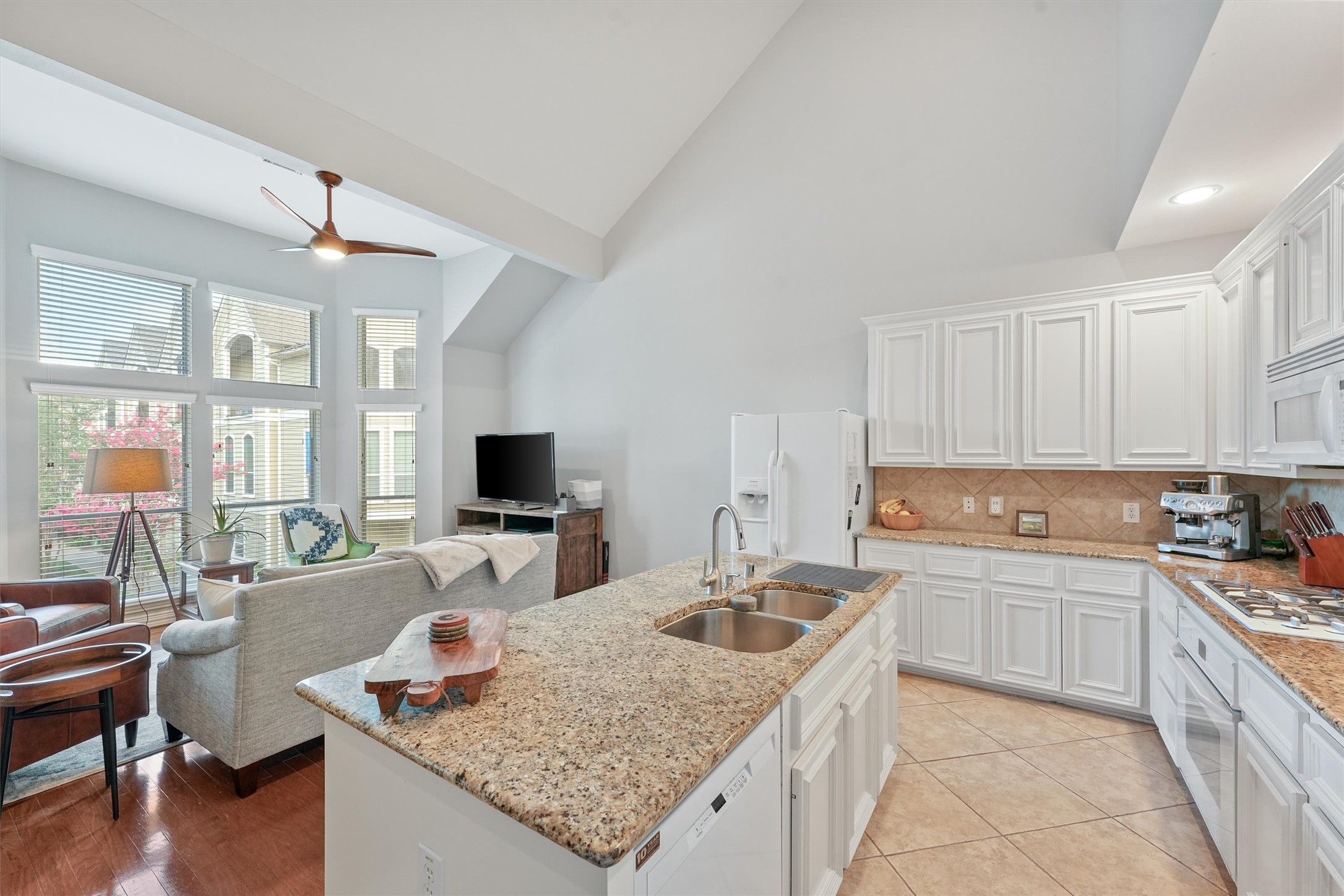 1245 W 17th Street Property Photo 6