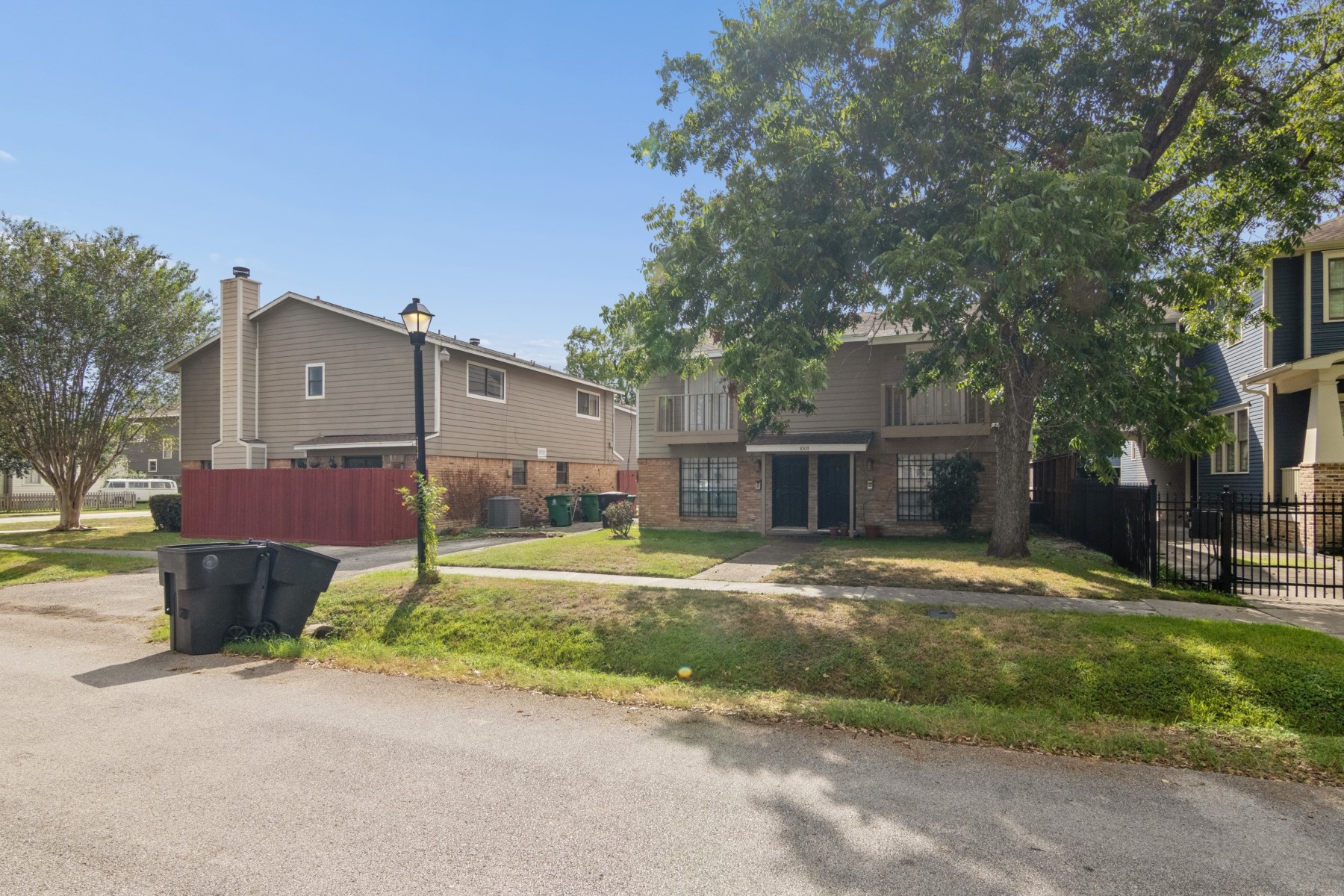 311 E 10th Street Property Photo 5