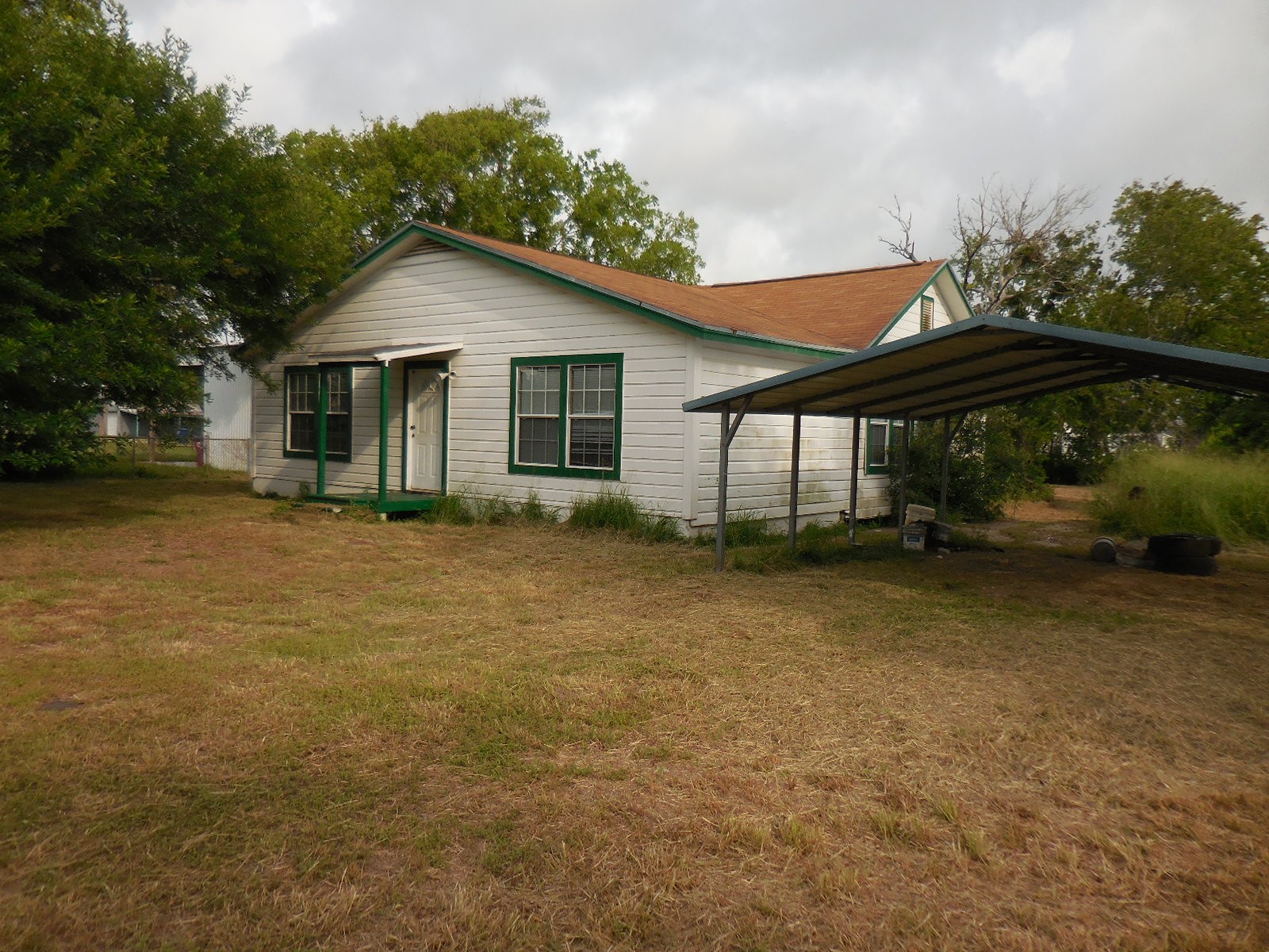 628 Austin Street W Property Photo 1