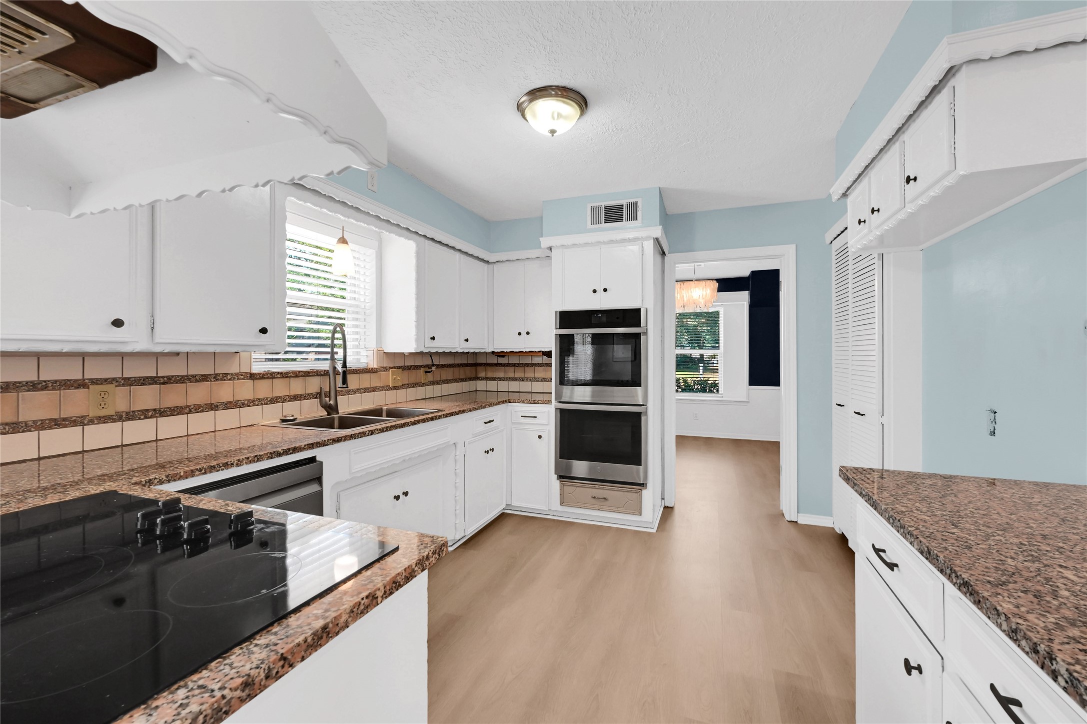 10807 Glenway Drive Property Photo 6