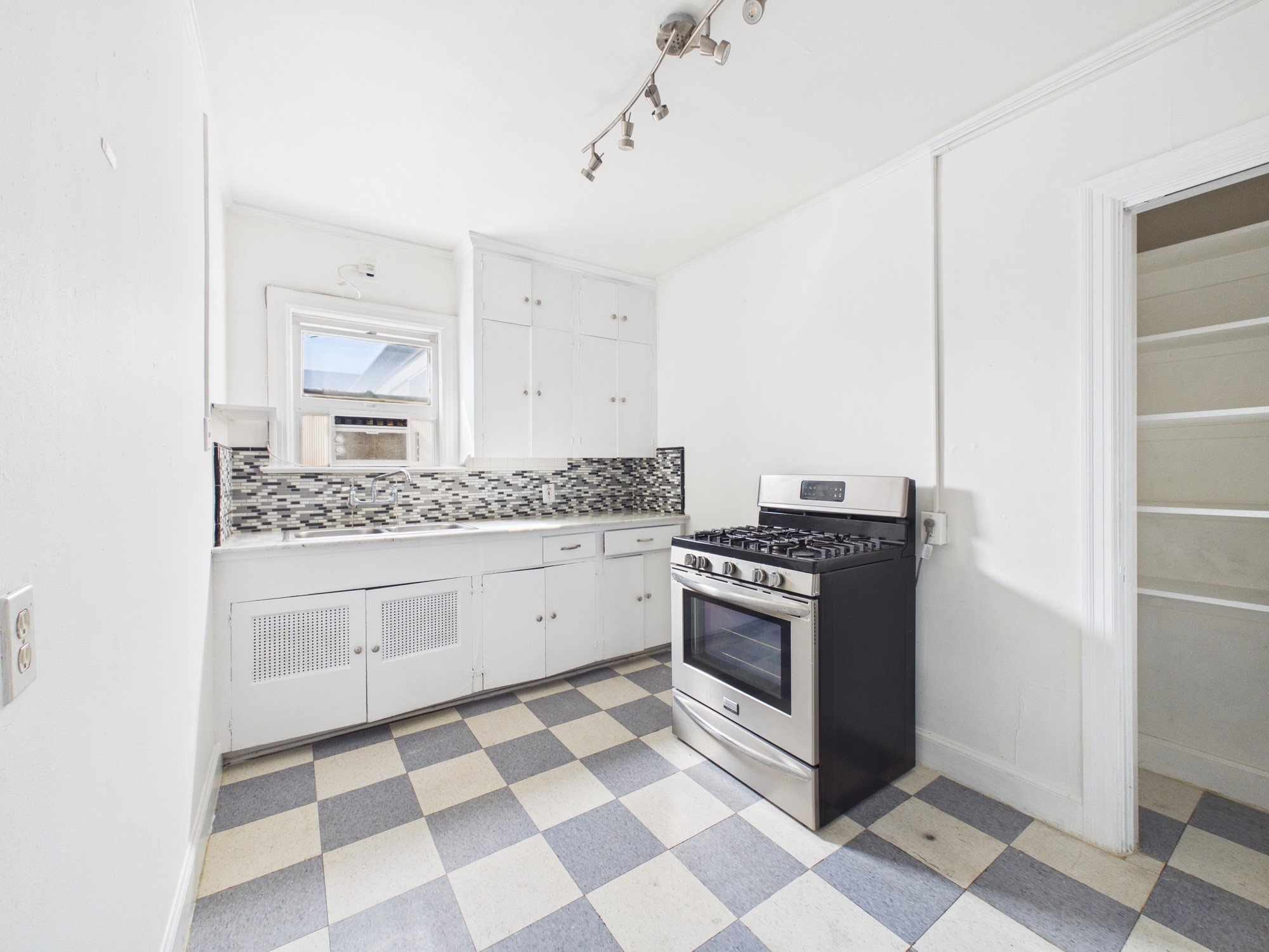 1920 Richmond Avenue 4 Property Photo 14
