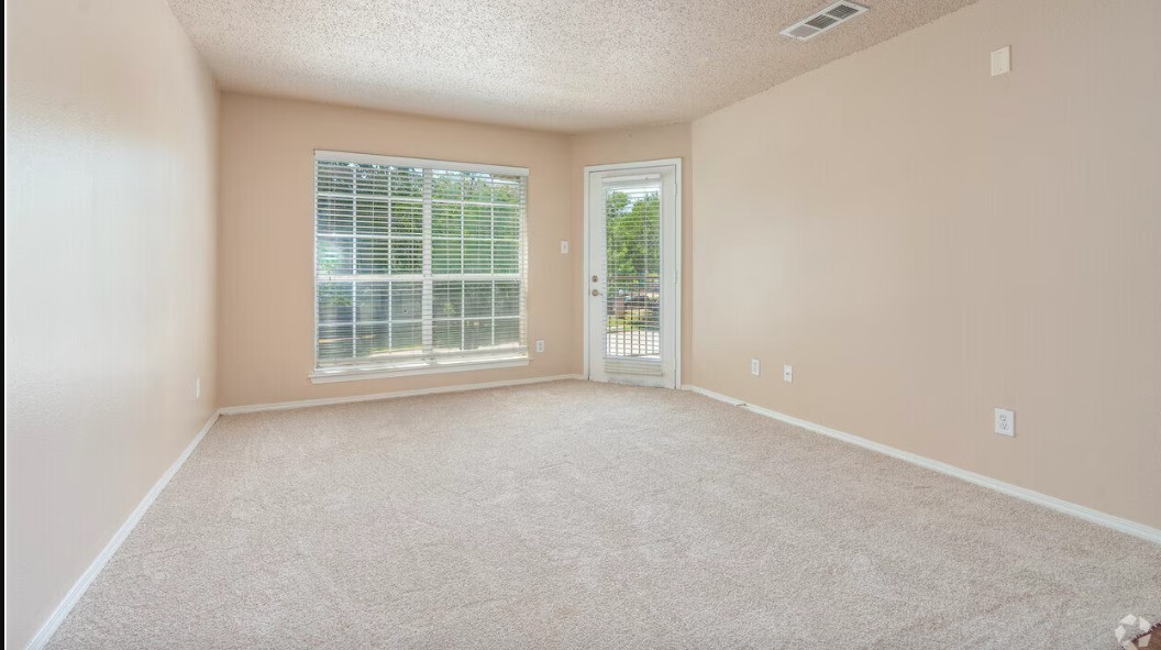 601 E Ash Ln Property Photo 4