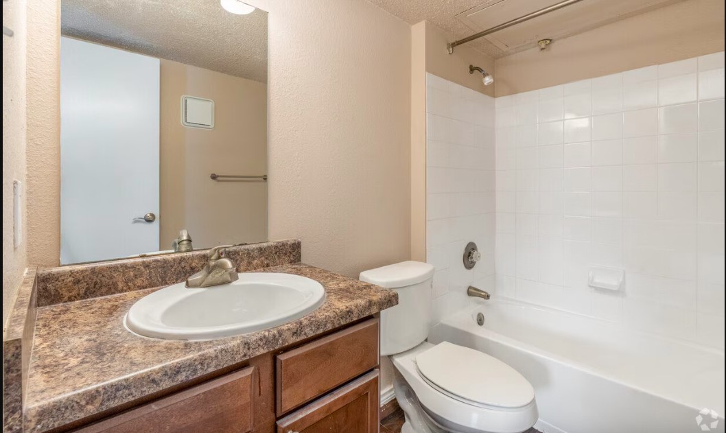 601 E Ash Ln Property Photo 6