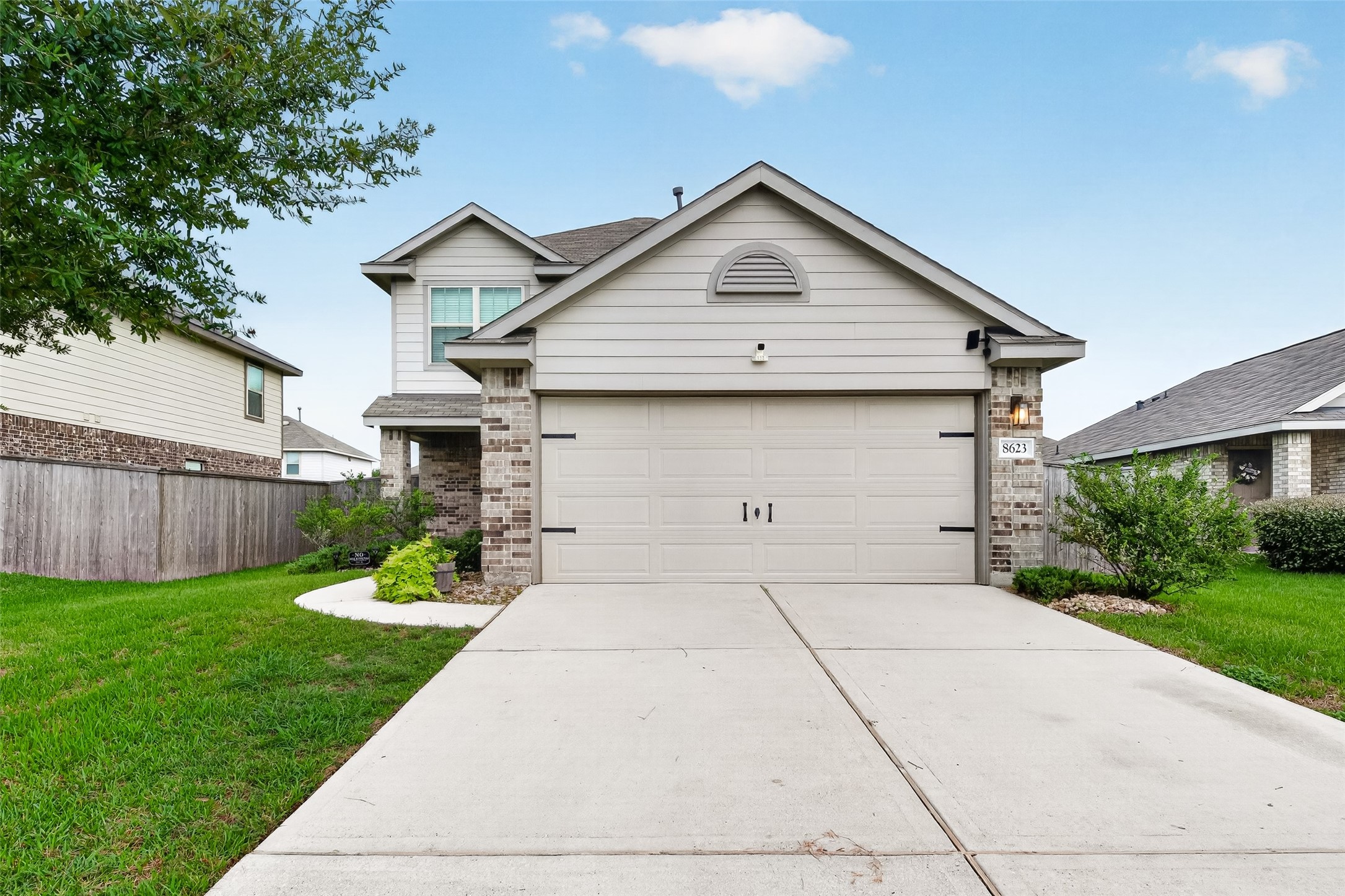 8623 River Crest Drive Property Photo 1
