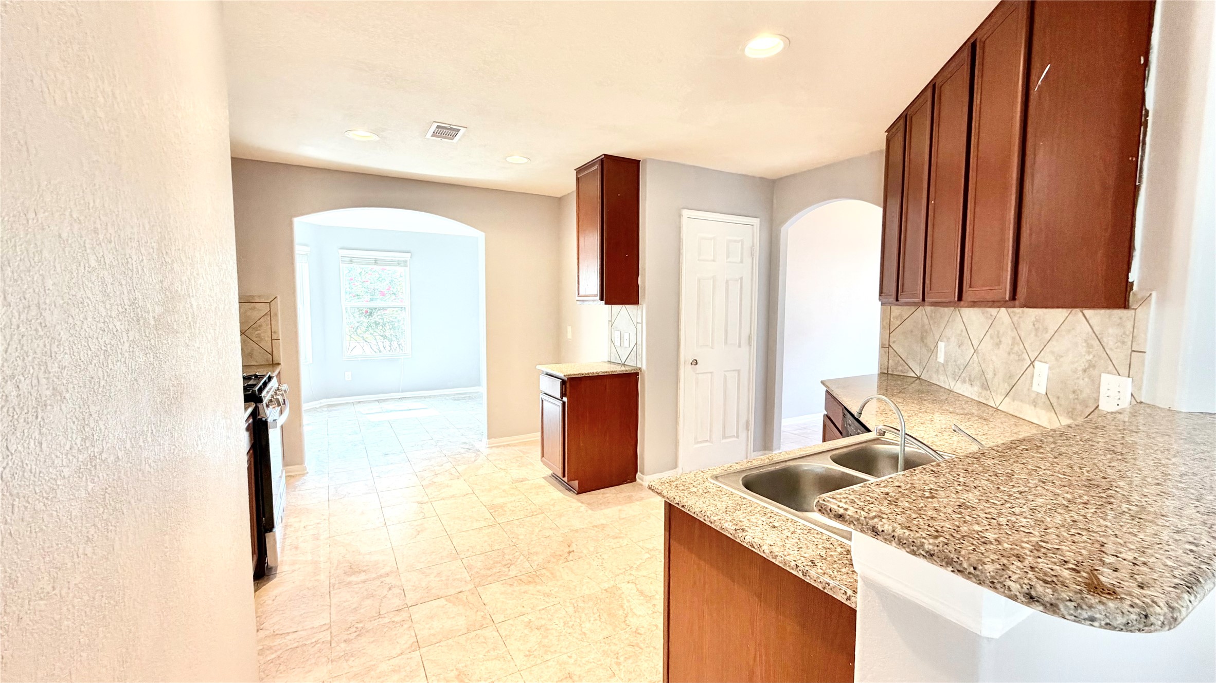 2102 Indian Clearing Trail Property Photo 5