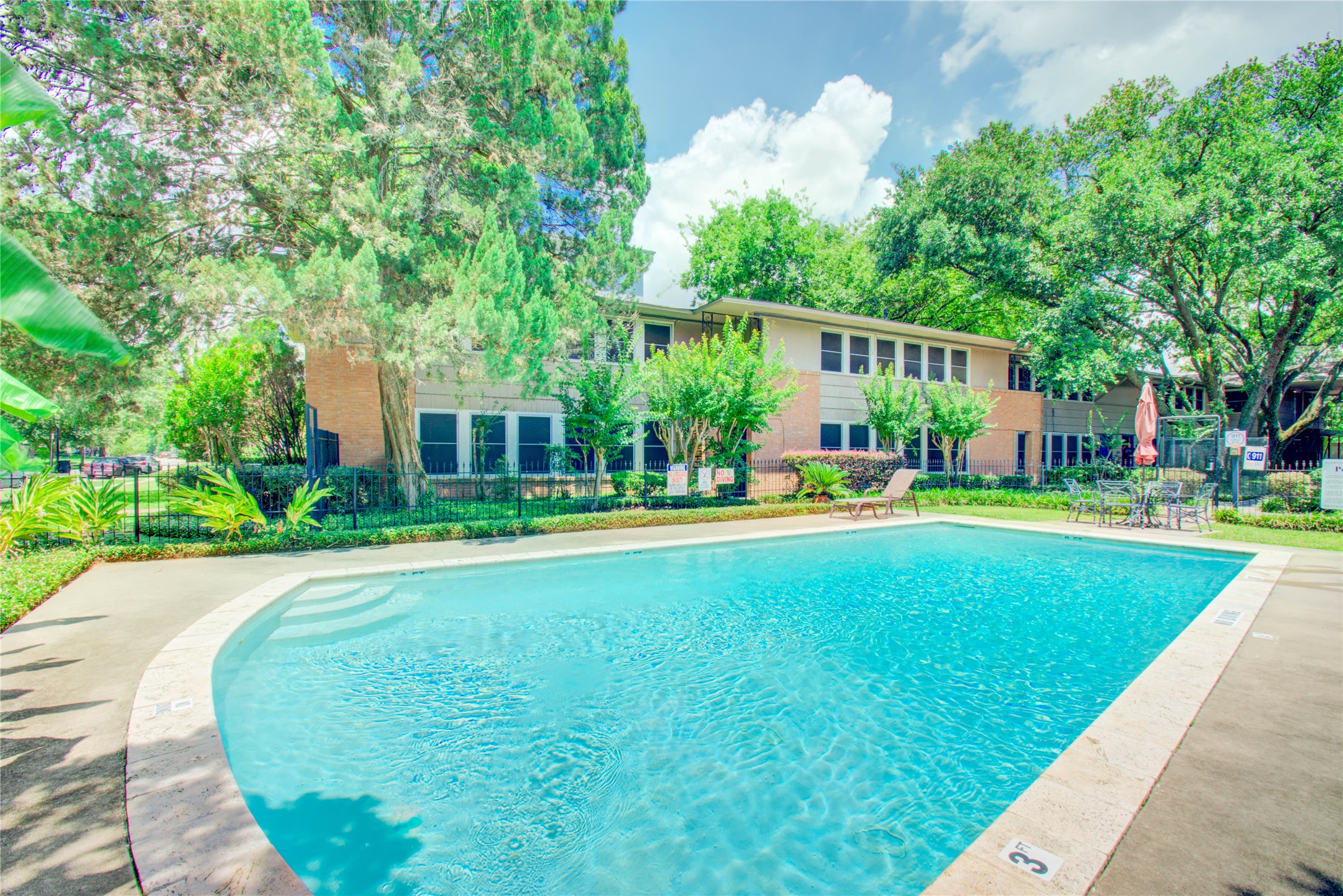 4020 Blue Bonnet Boulevard E Property Photo 3