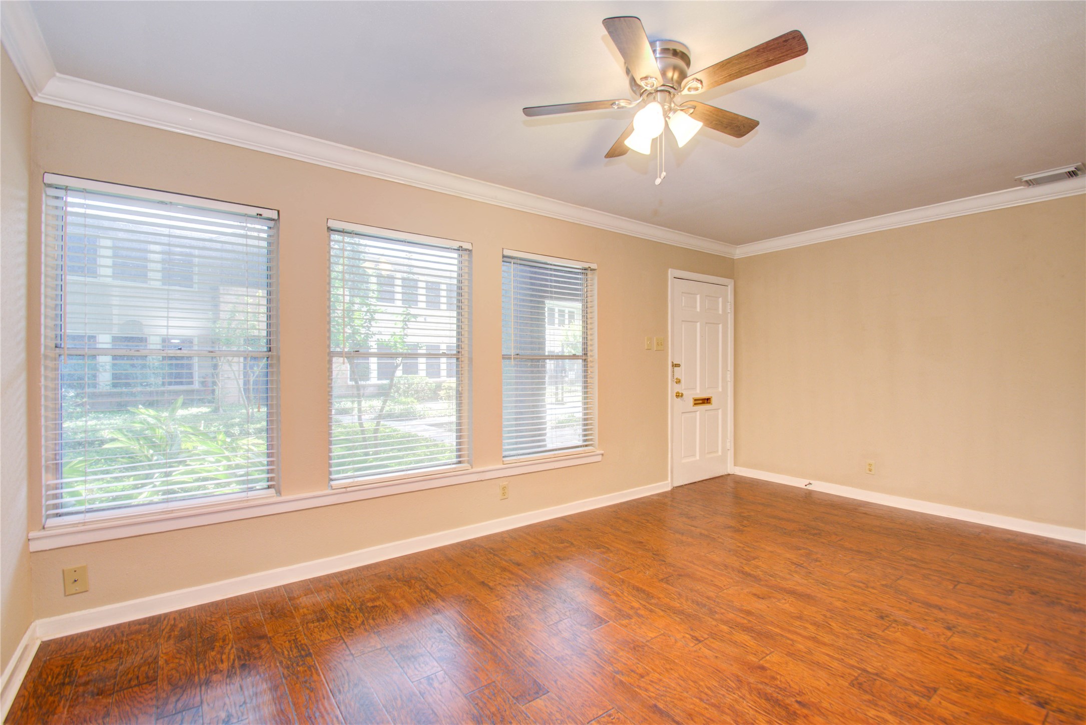 4020 Blue Bonnet Boulevard E Property Photo 10