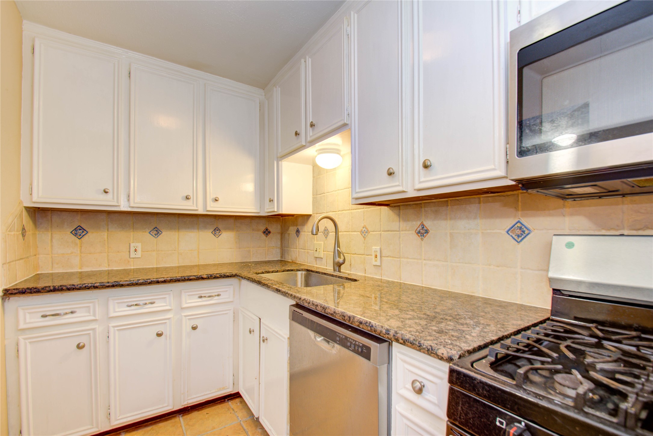 4020 Blue Bonnet Boulevard E Property Photo 17