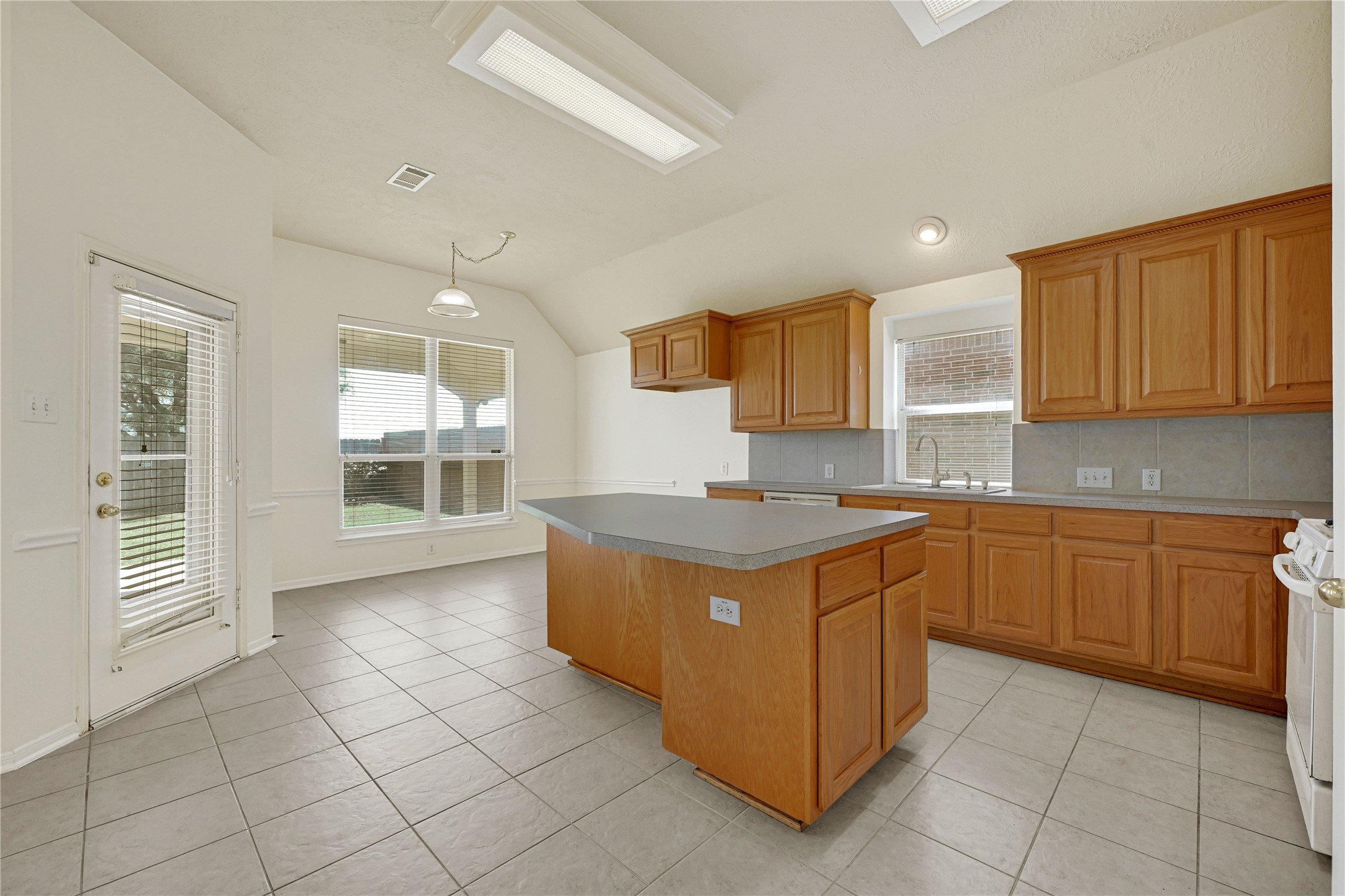 19211 Westfield Parkway Property Photo 10