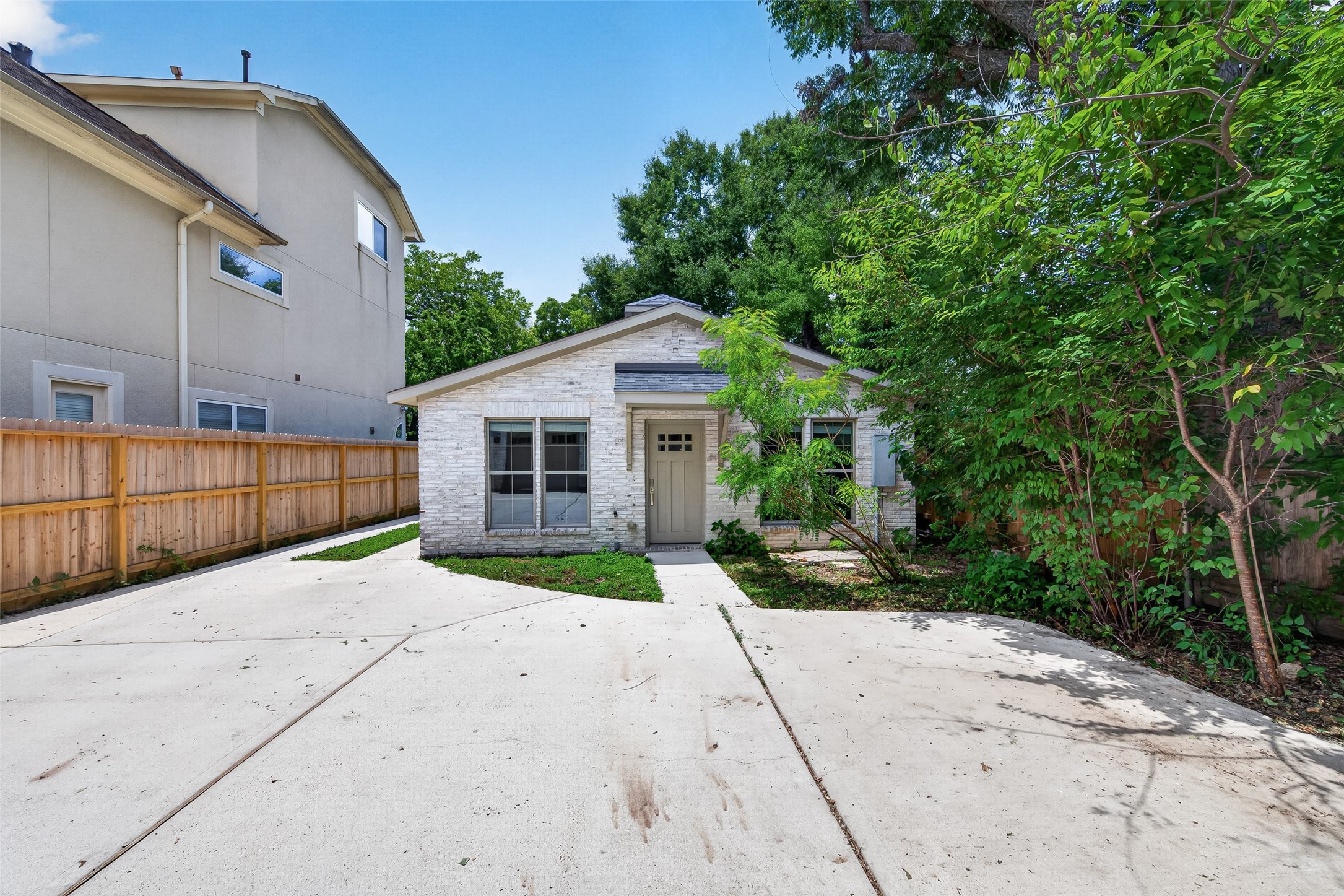 6441 Kirby Drive Property Photo 2