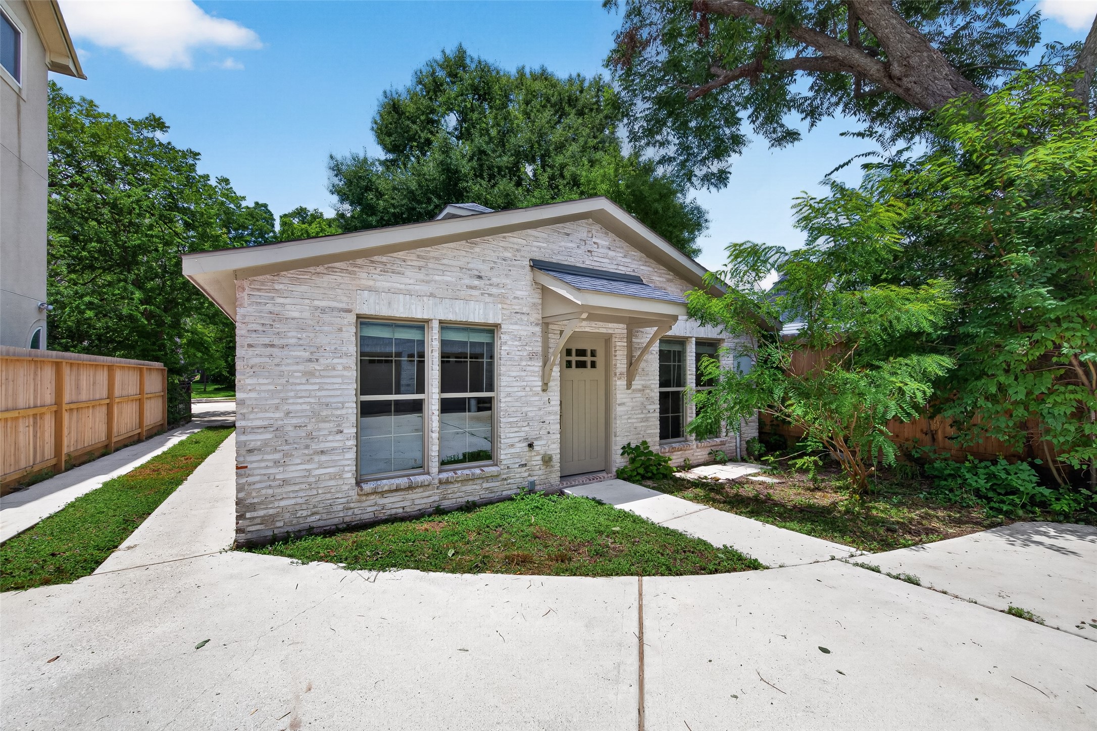6441 Kirby Drive Property Photo 3