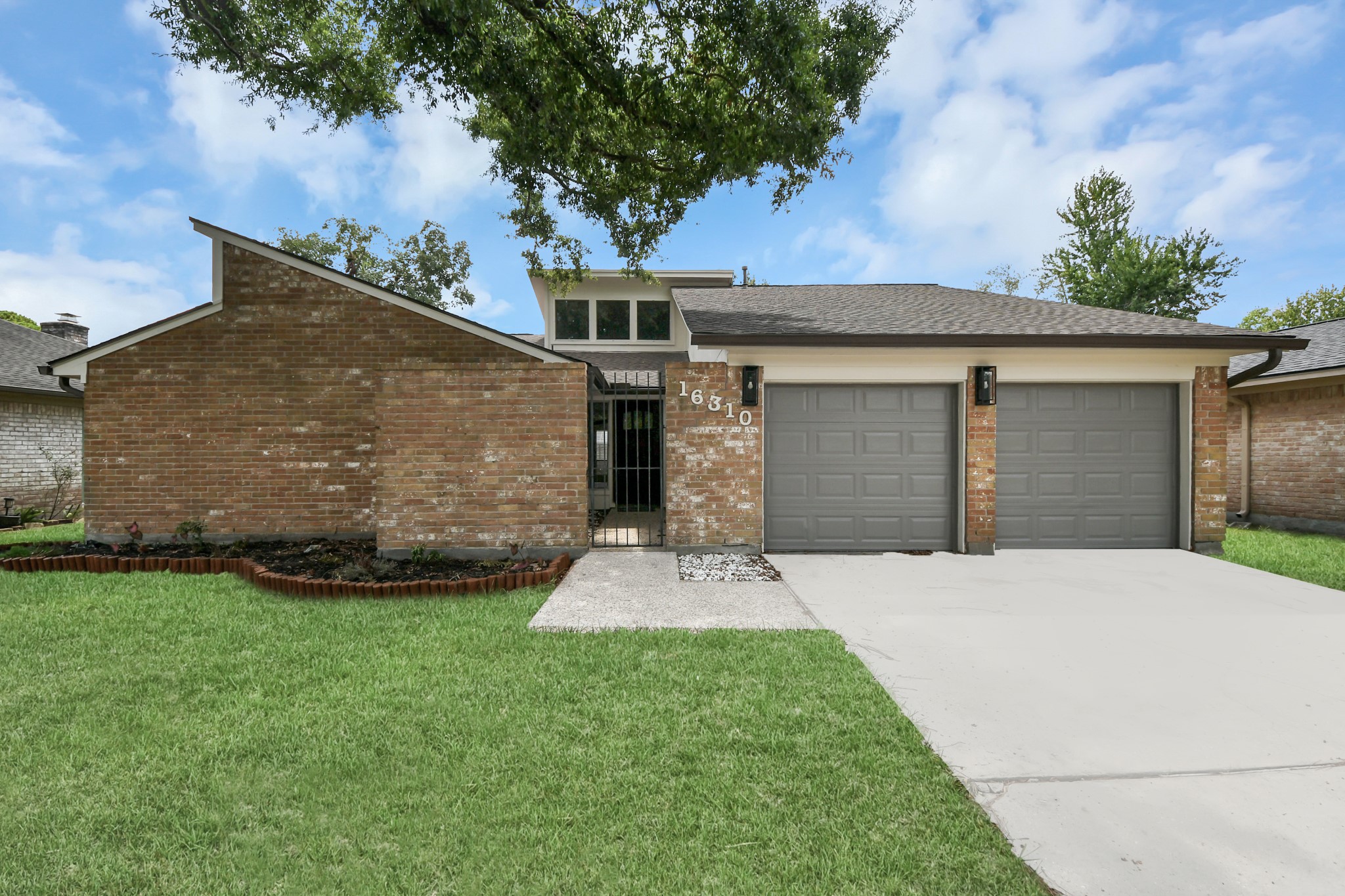 16310 Havenhurst Drive Property Photo 3