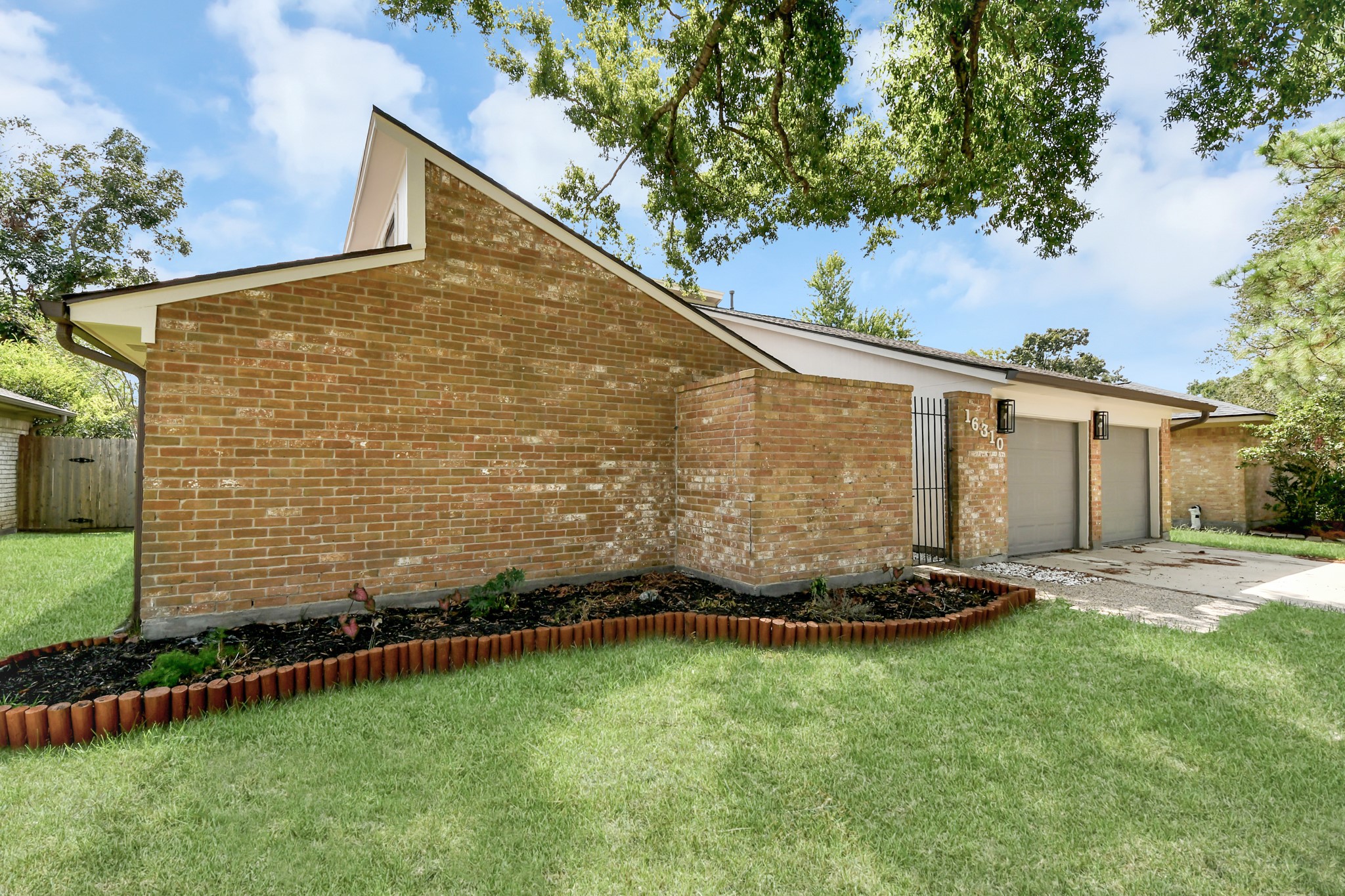 16310 Havenhurst Drive Property Photo 4