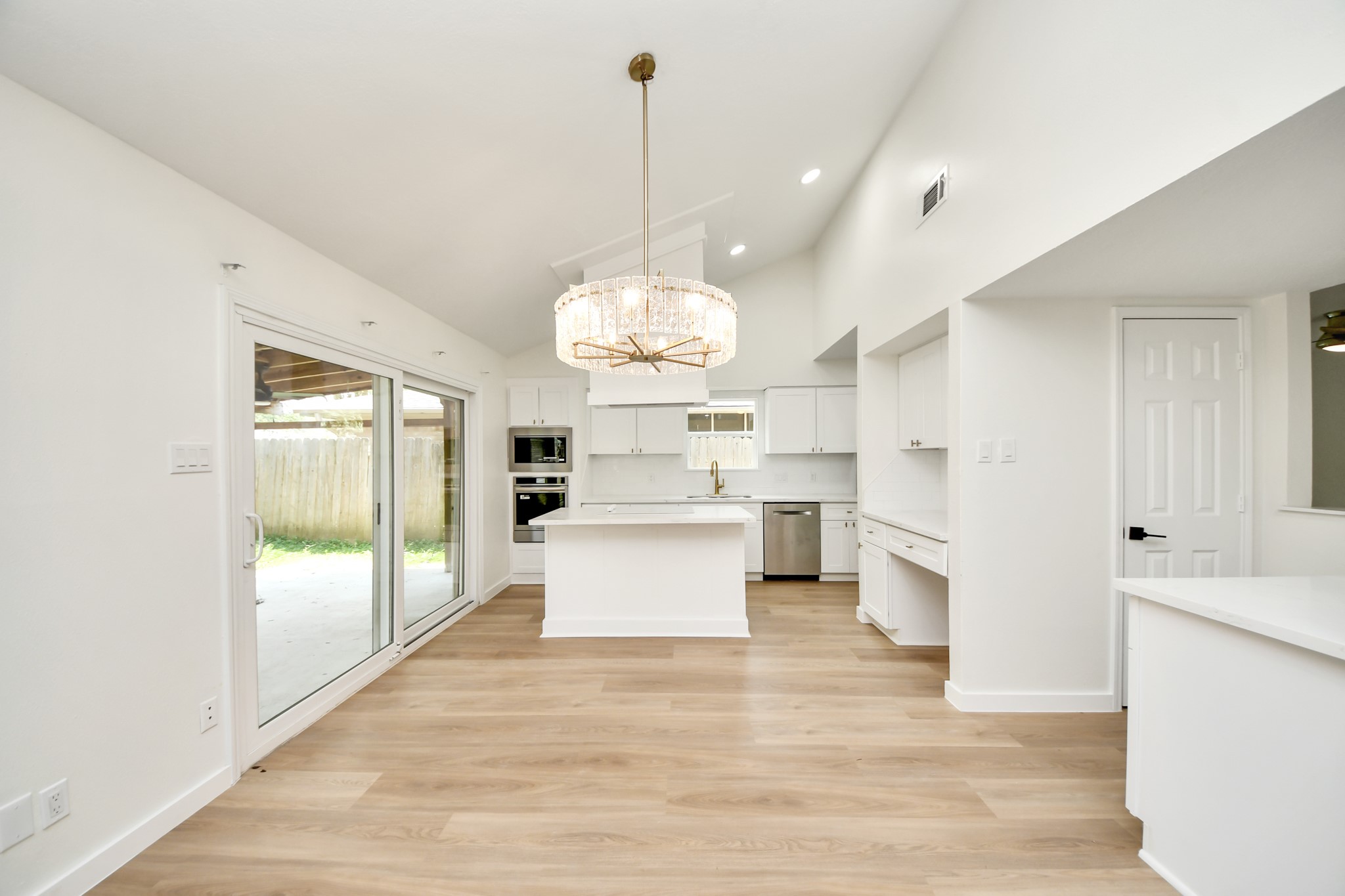 16310 Havenhurst Drive Property Photo 13