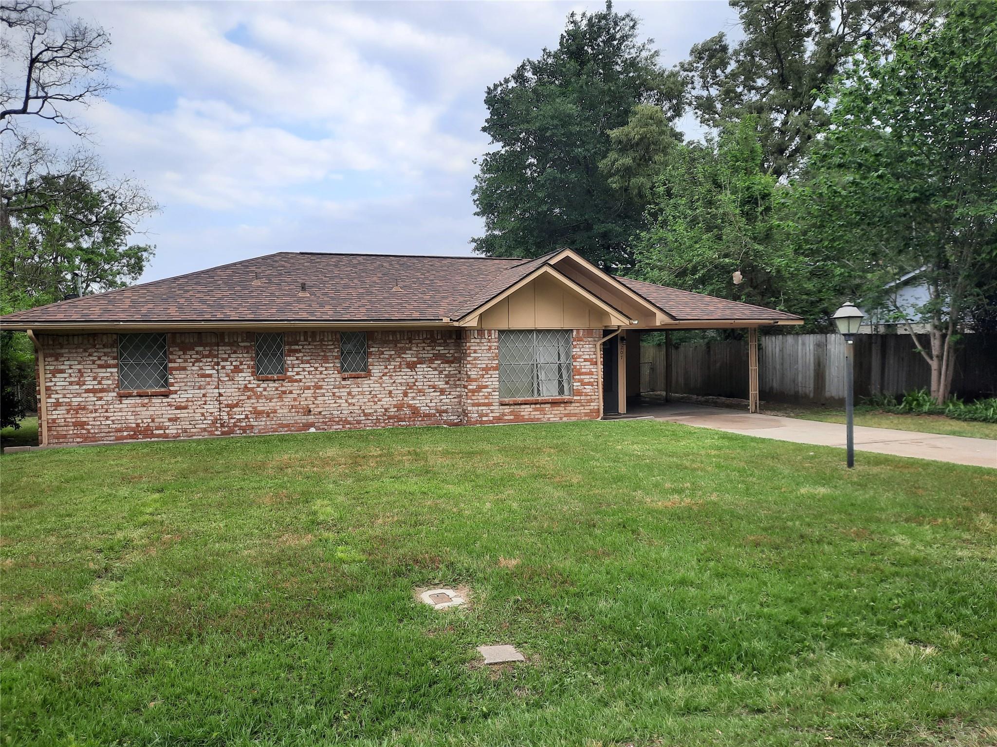 207 Shadow Oaks Drive, Conroe TX 77303 Property Photo 1