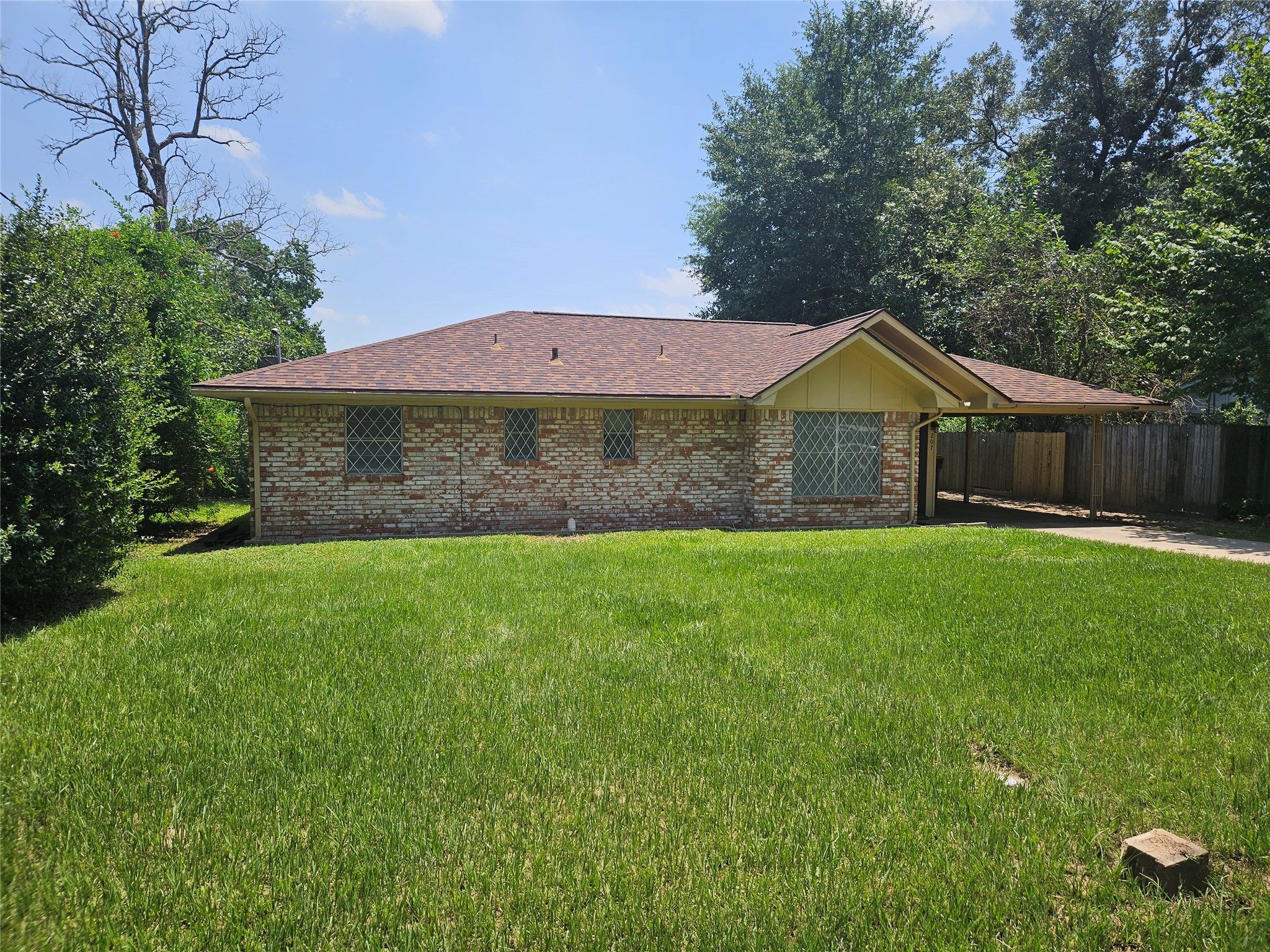 207 Shadow Oaks Drive Property Photo 2