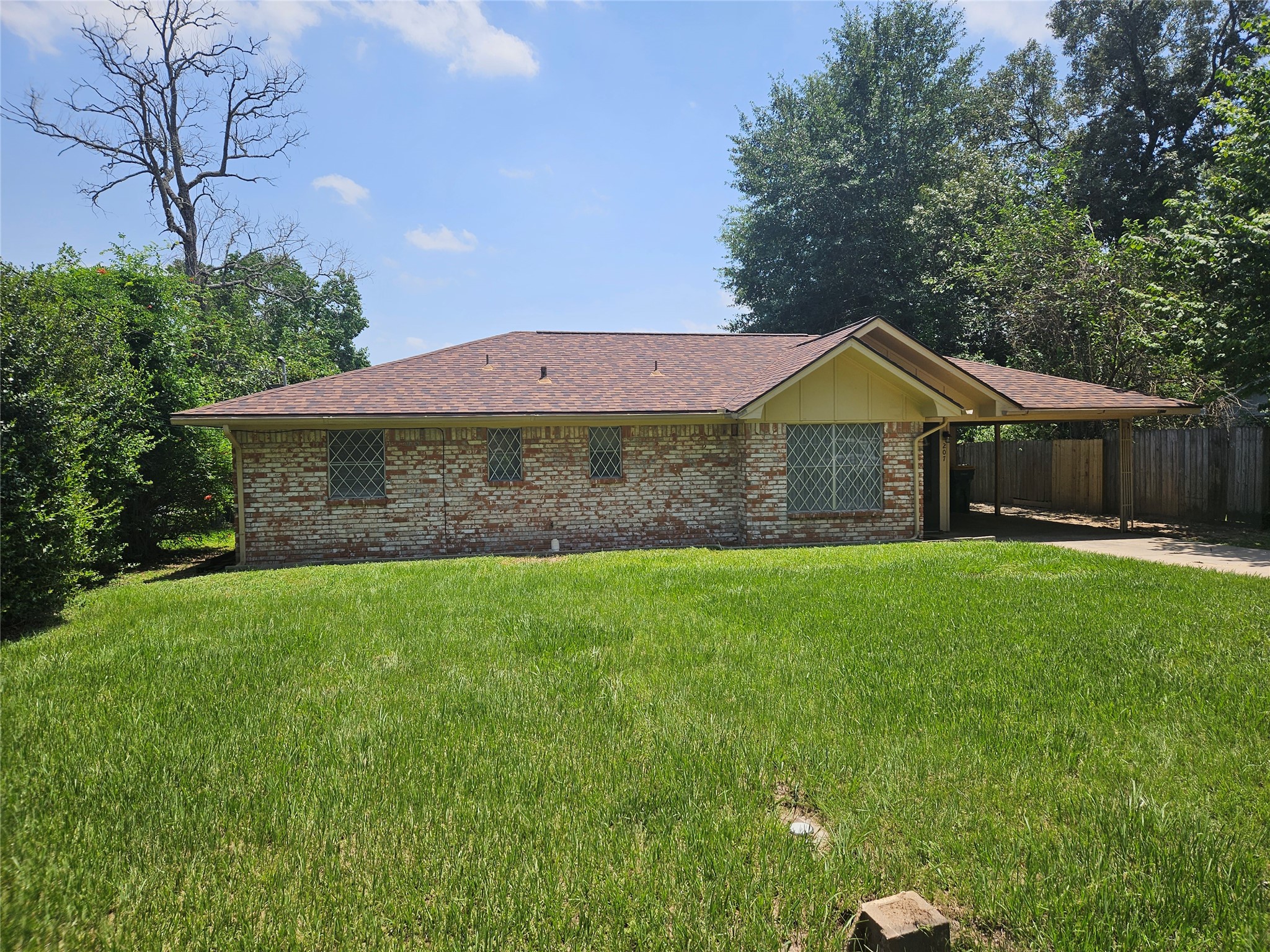 207 Shadow Oaks Drive Property Photo 5