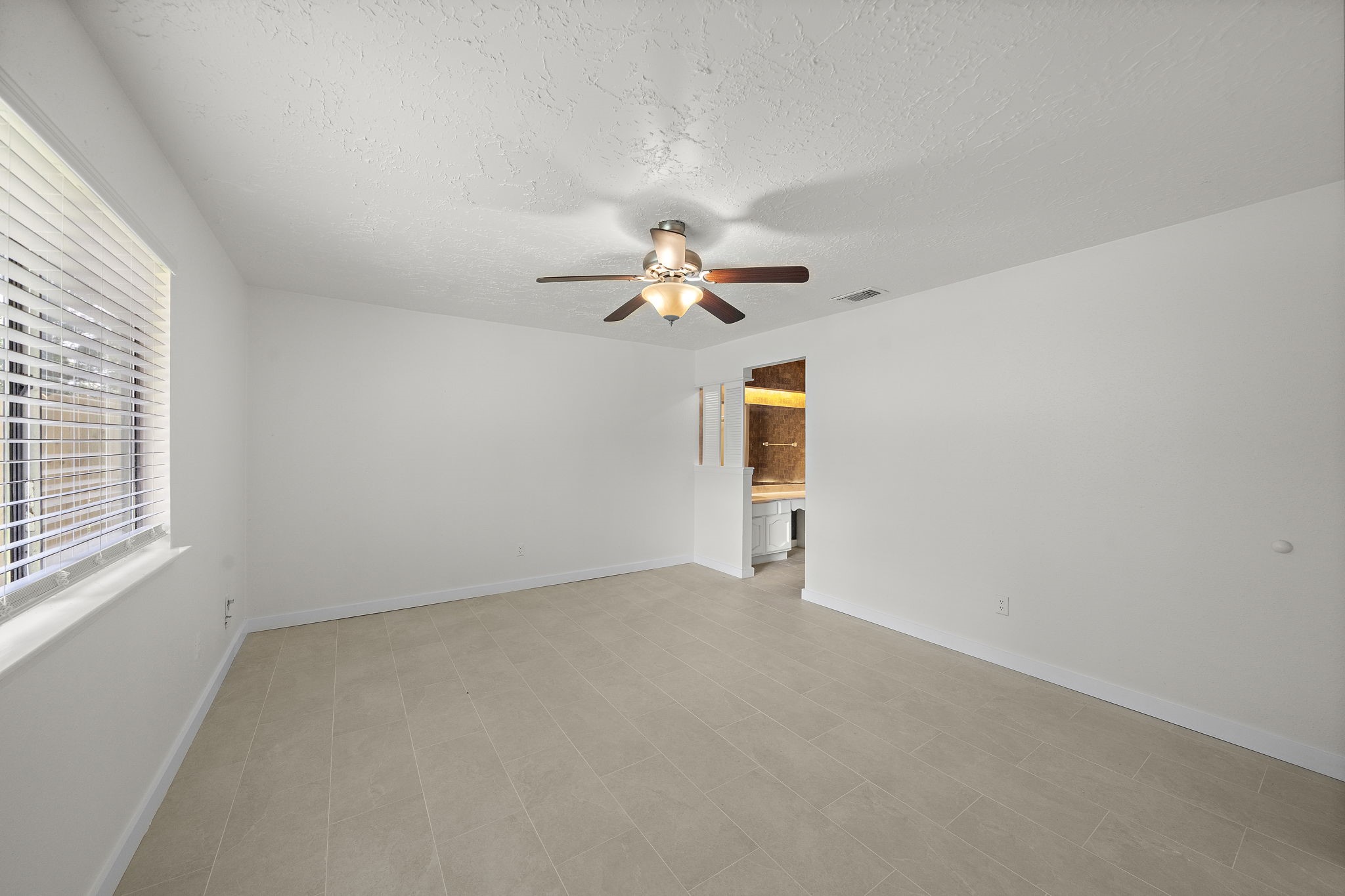13815 Grosvenor Street Property Photo 24