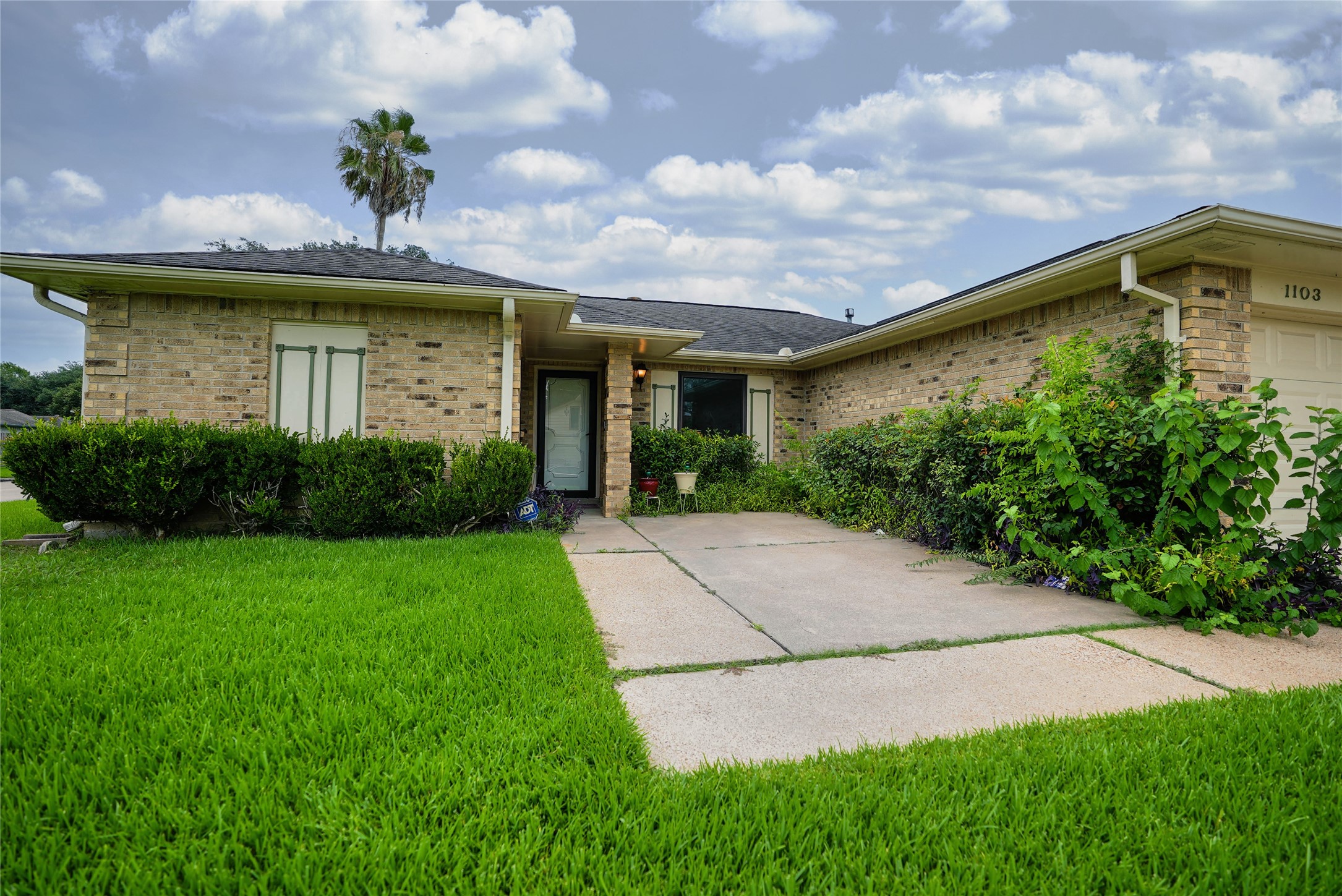 1103 W Brompton Drive Property Photo 3