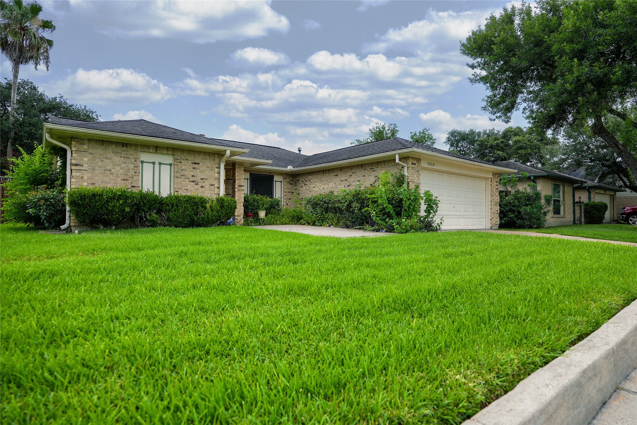 1103 W Brompton Drive Property Photo 4
