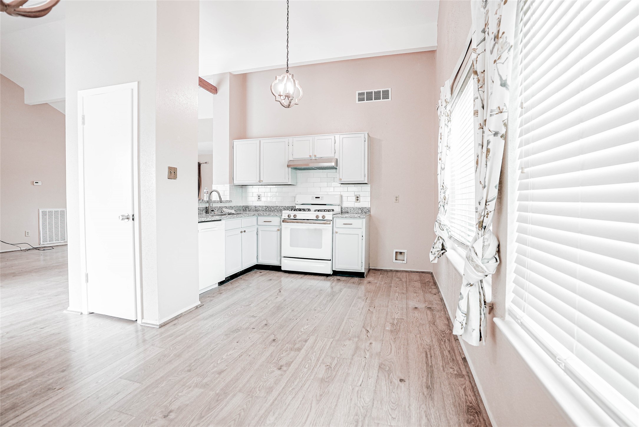 1103 W Brompton Drive Property Photo 10