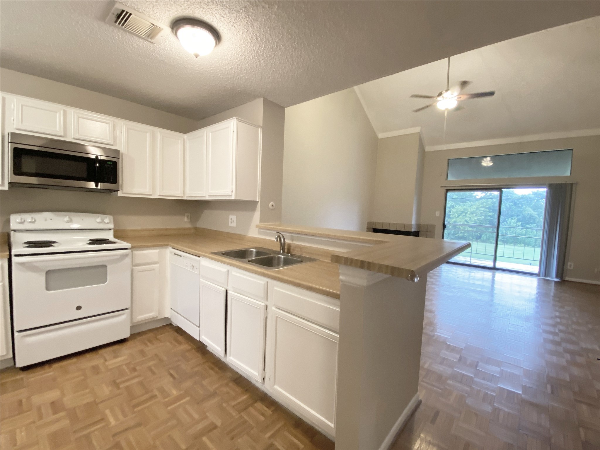 8499 Sands Point Drive Property Photo 6