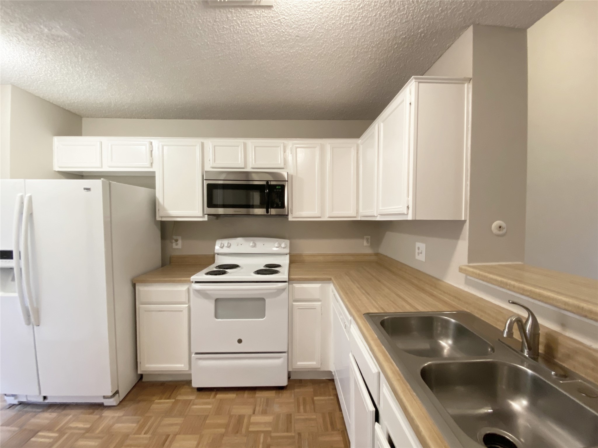 8499 Sands Point Drive Property Photo 7