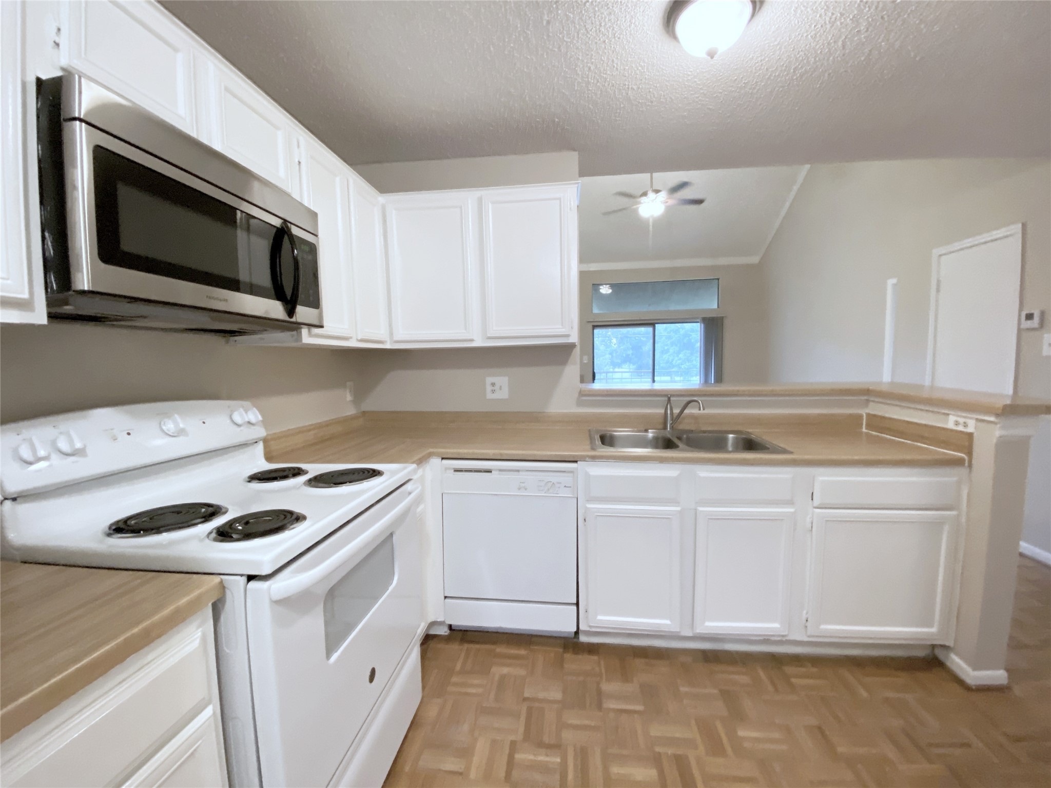 8499 Sands Point Drive Property Photo 8