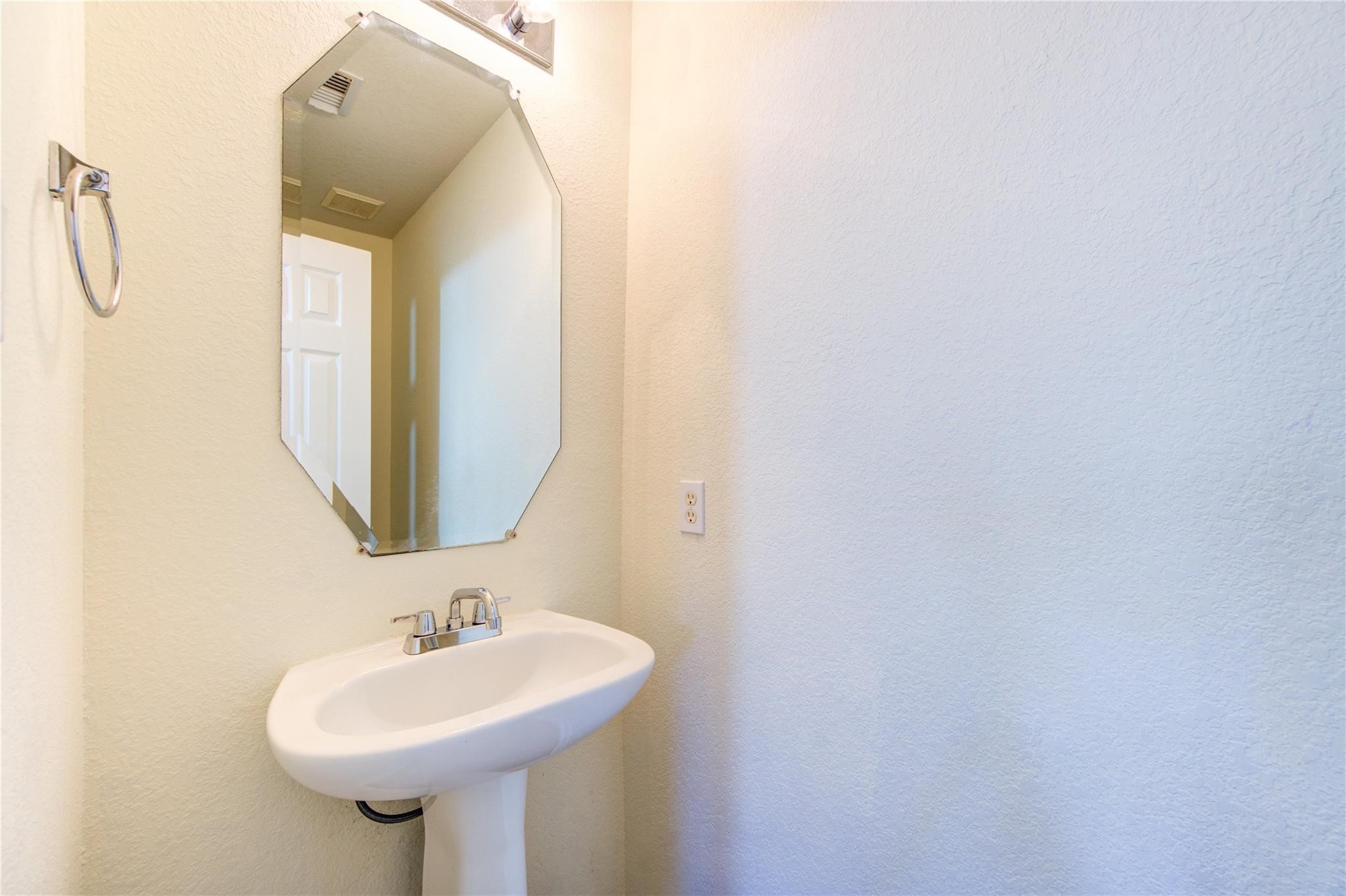 15326 Mission Oak Drive Property Photo 9