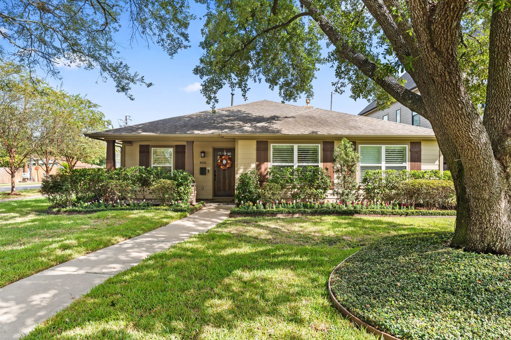 1858 Chantilly Lane Property Photo 1